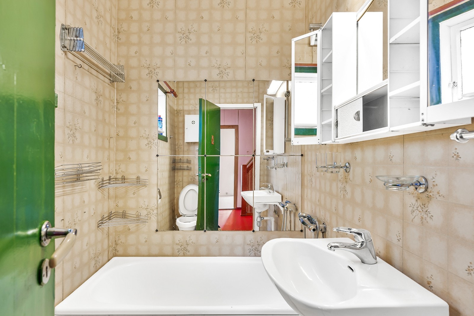 Badet er utstyrt med servant, toalett og badekar. Det er installert stråleovn på rommet. Galleribilde