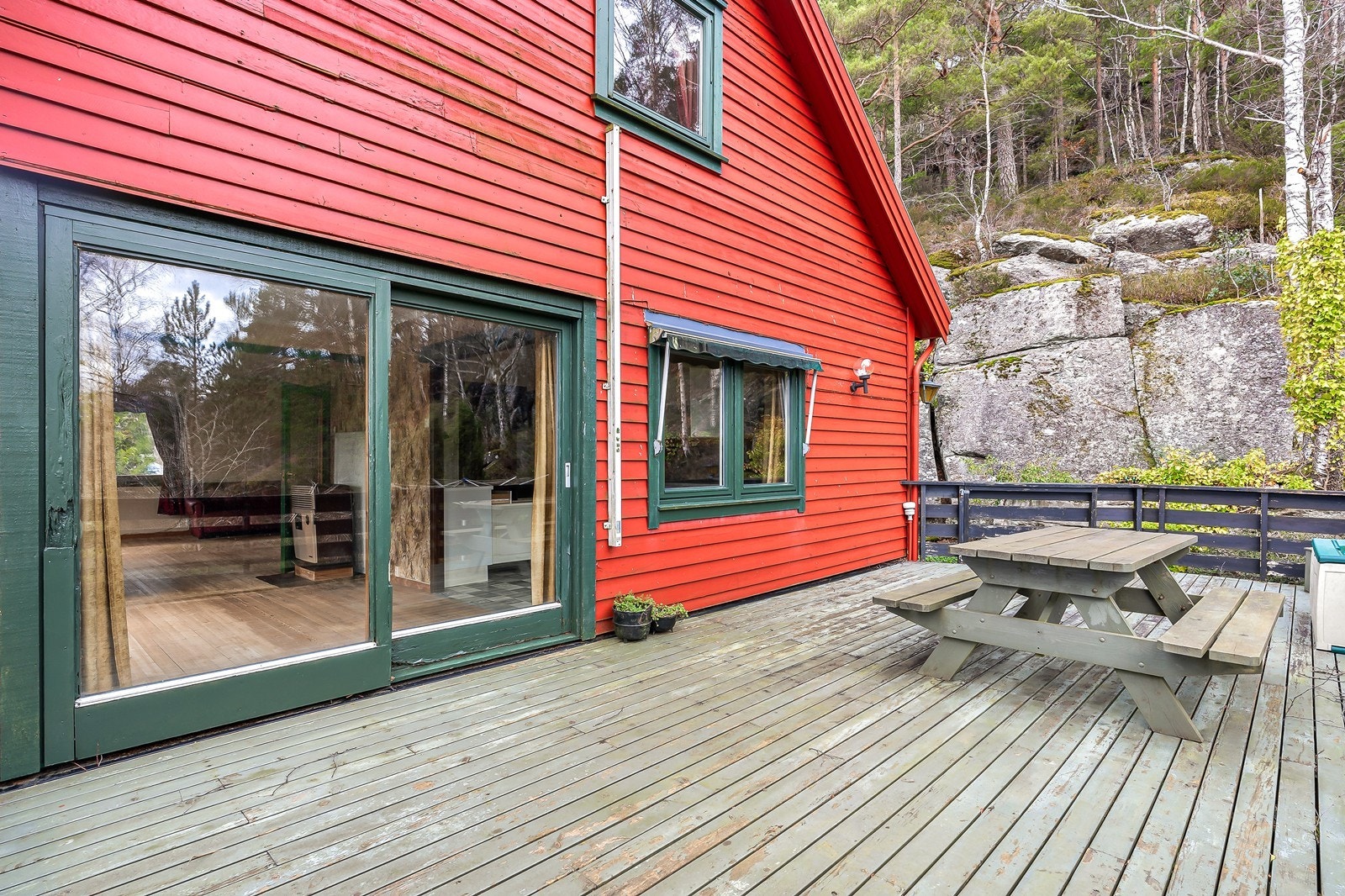 Stor og solrik terrasse - perfekt for hyggelige grillkvelder med familie og venner. Galleribilde