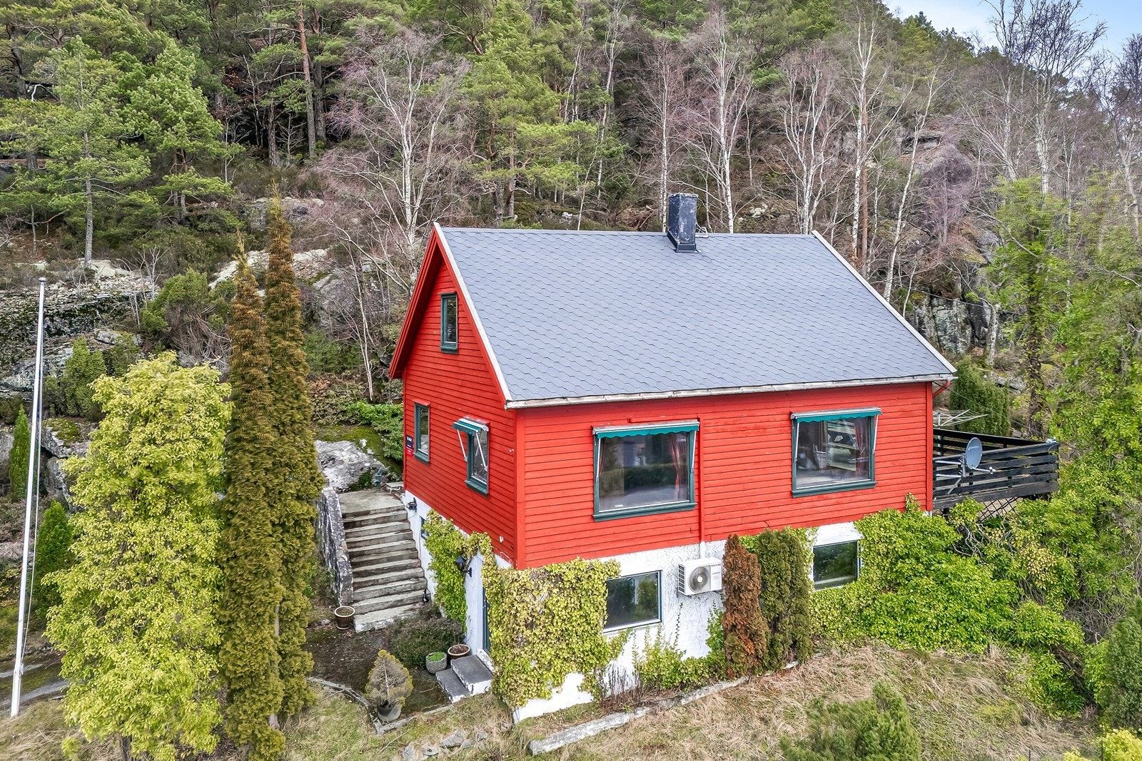 Velkommen til Eikeland 51 - et sjarmerende eldre bolighus i fredelig område på Valen i Kvinnherad Kommune! Galleribilde