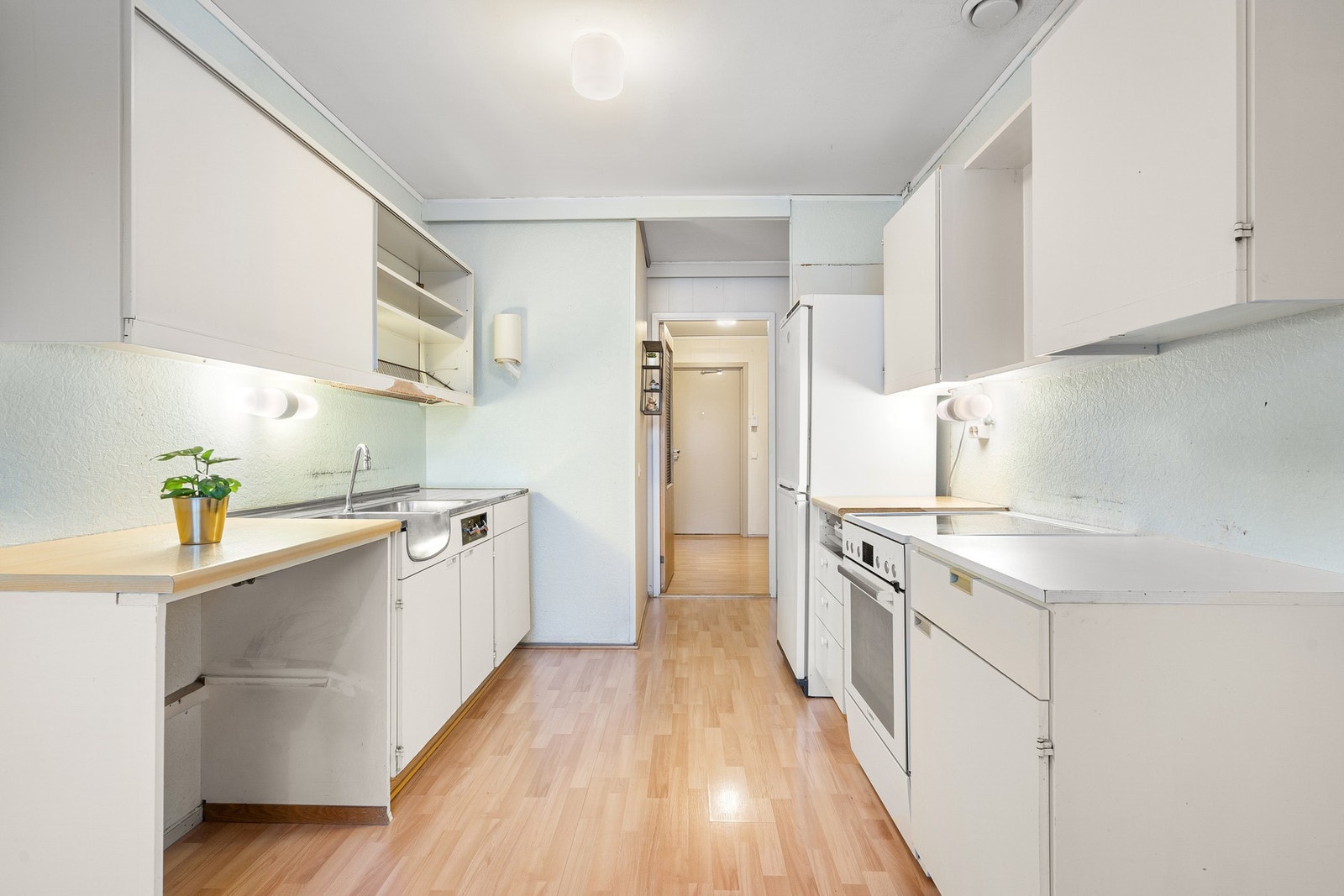 Gode parkeringsmuligheter i borettslaget. Mulighet for elbillader og leie av garasjeplass. Galleribilde