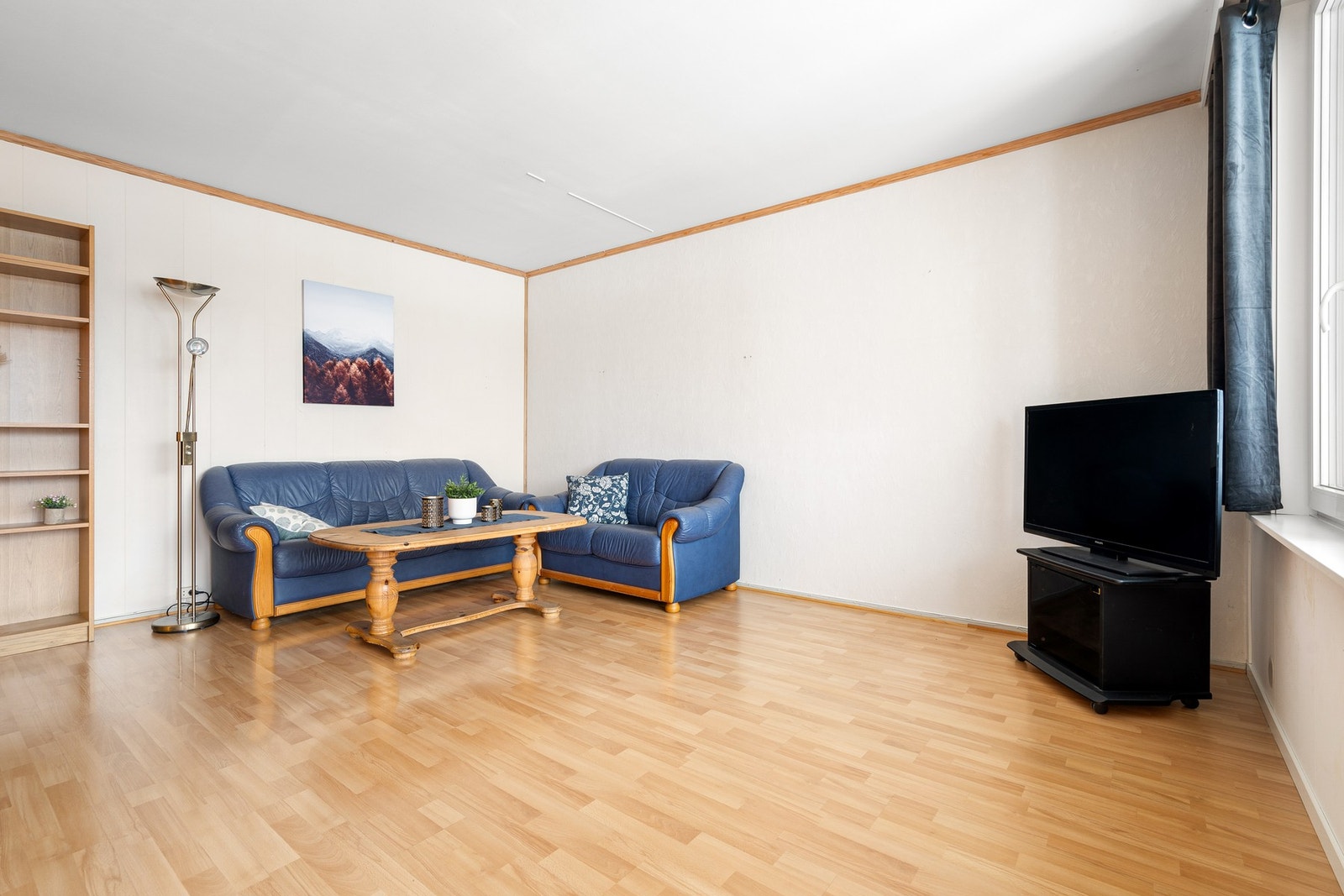 Stue/kjøkken er på tilsammen 33,5m². Det er lettvegg mellom stue og kjøkken. Galleribilde