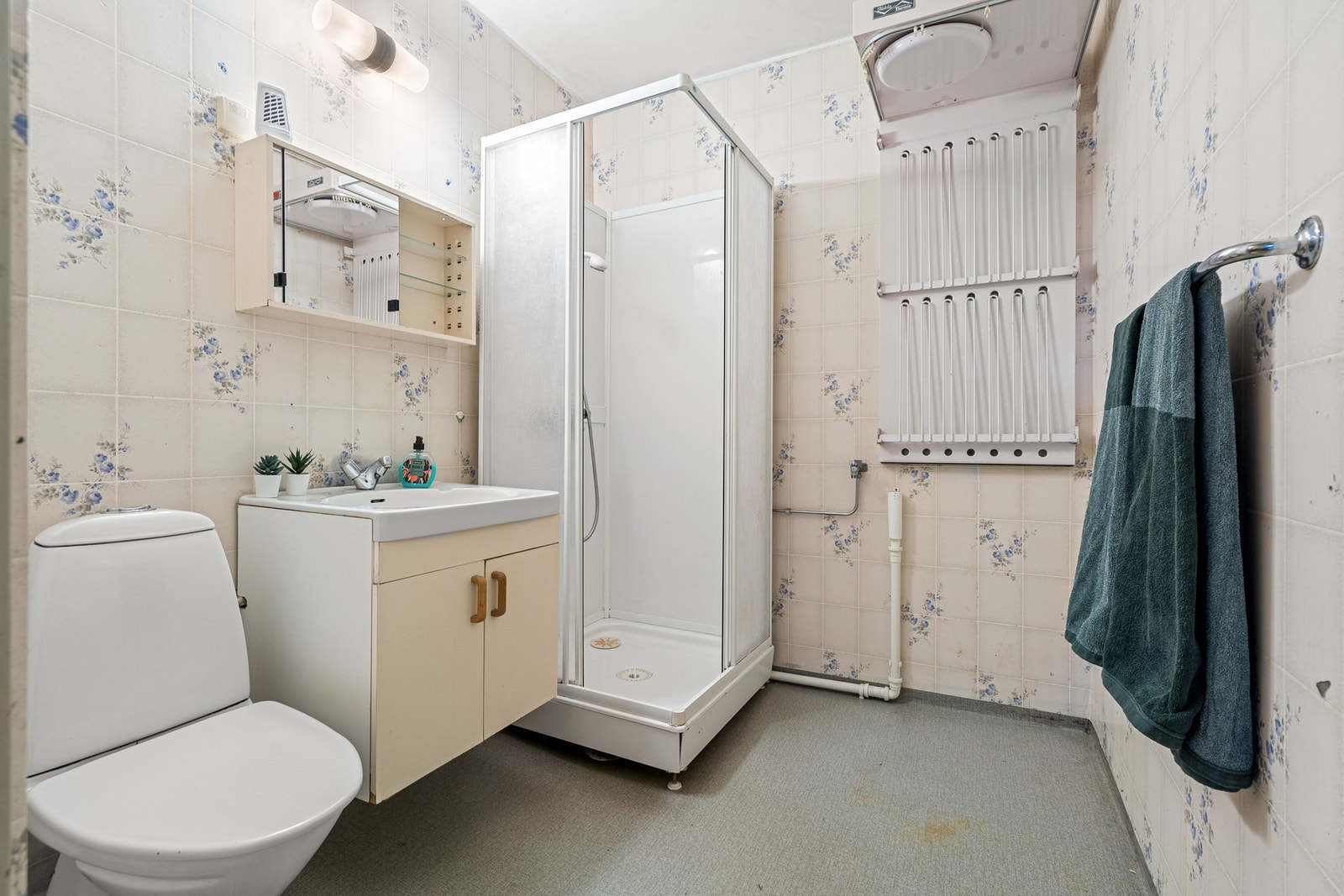 Badet er på 4m² og er utstyrt med opplegg for vaskemaskin og dusjkabinett. Galleribilde