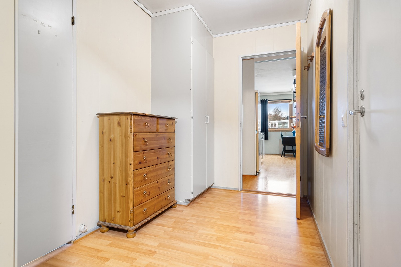 Gode oppbevaringsmuligheter med plassbygde garderobeskap i entré. Ytterligere lagringsmuligheter med utvendig bod i samme etasje. Galleribilde