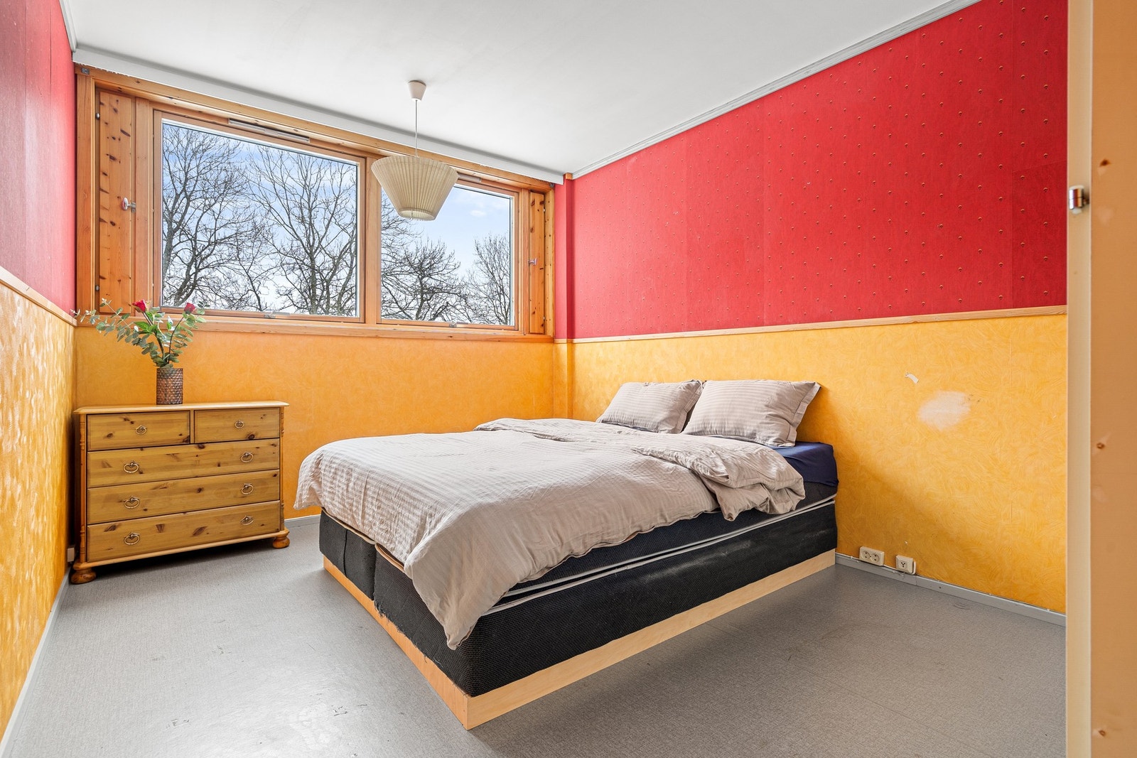 Romslig soverom på 12m² med god plass til dobbeltseng og garderobeløsning. Galleribilde