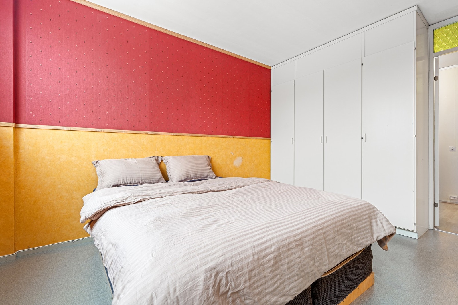 Store vindusflater som sørger for rikelig med naturlig lysinnslipp. Galleribilde