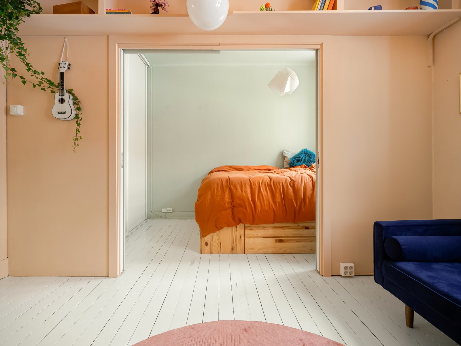 Med smarte skyvedører kan du lukke igjen mellom stue og soverom. Galleribilde