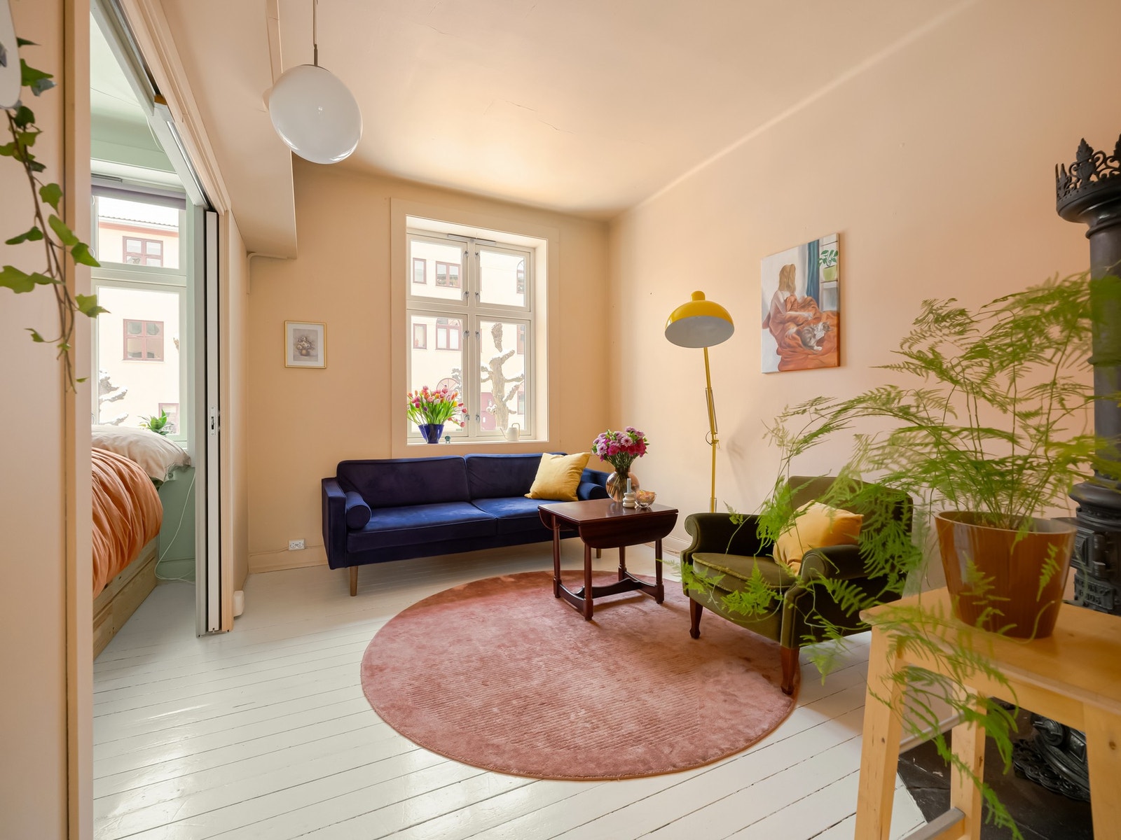 Stuen er romslig med god plass til sofa, salongbord og TV-benk. Både Kabel-TV og internett (fra Telia) er inkludert i månedlige felleskostnader. Galleribilde