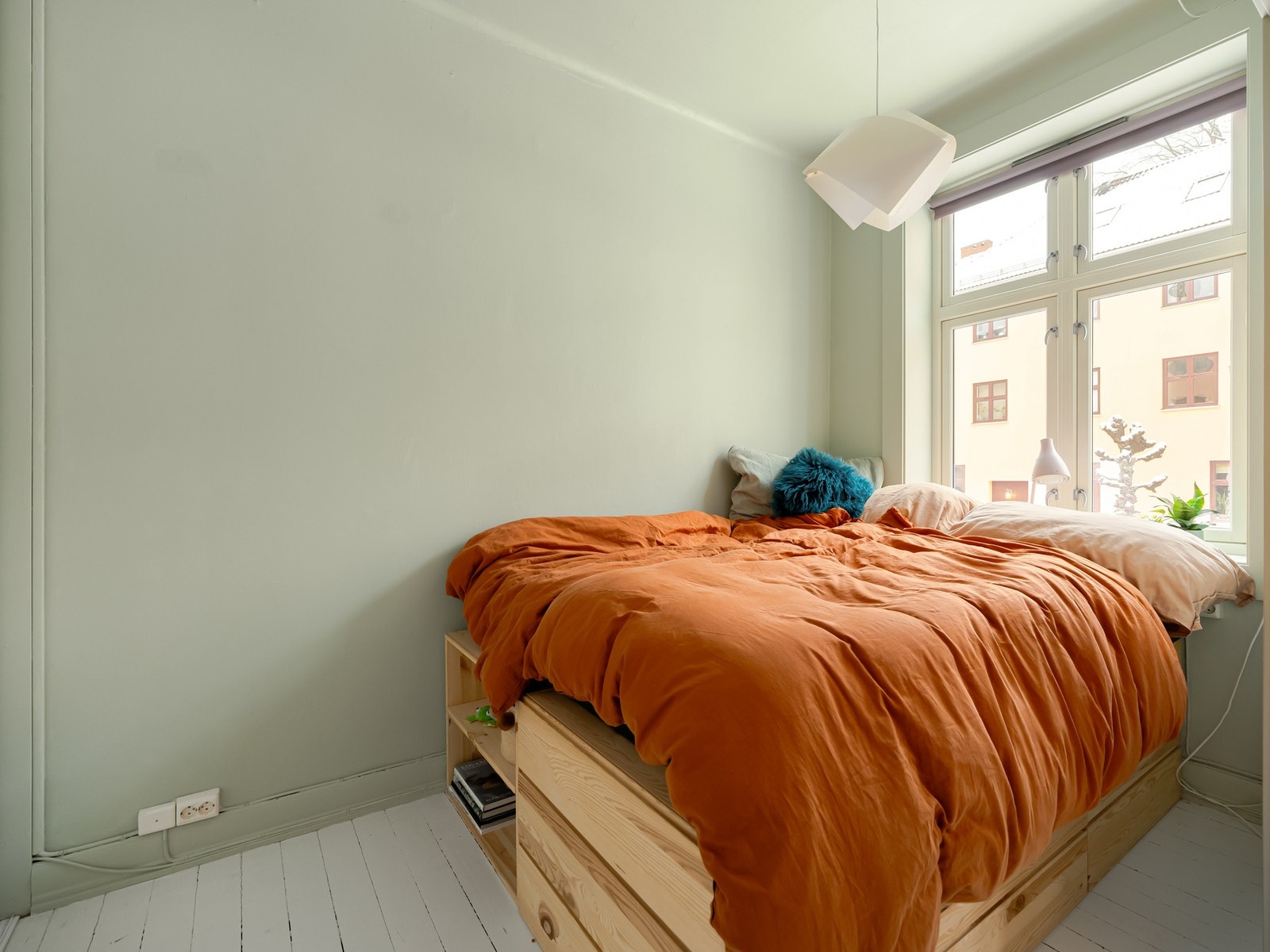 Leiligheten vender ut mot en skjermet, svært rolig og trafikkstille gate. Galleribilde