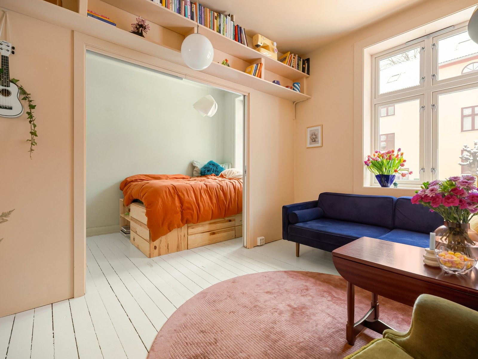 Soverommet er av god størrelse. Den praktiske sengen med oppbevaring under medfølger leiligheten. Galleribilde