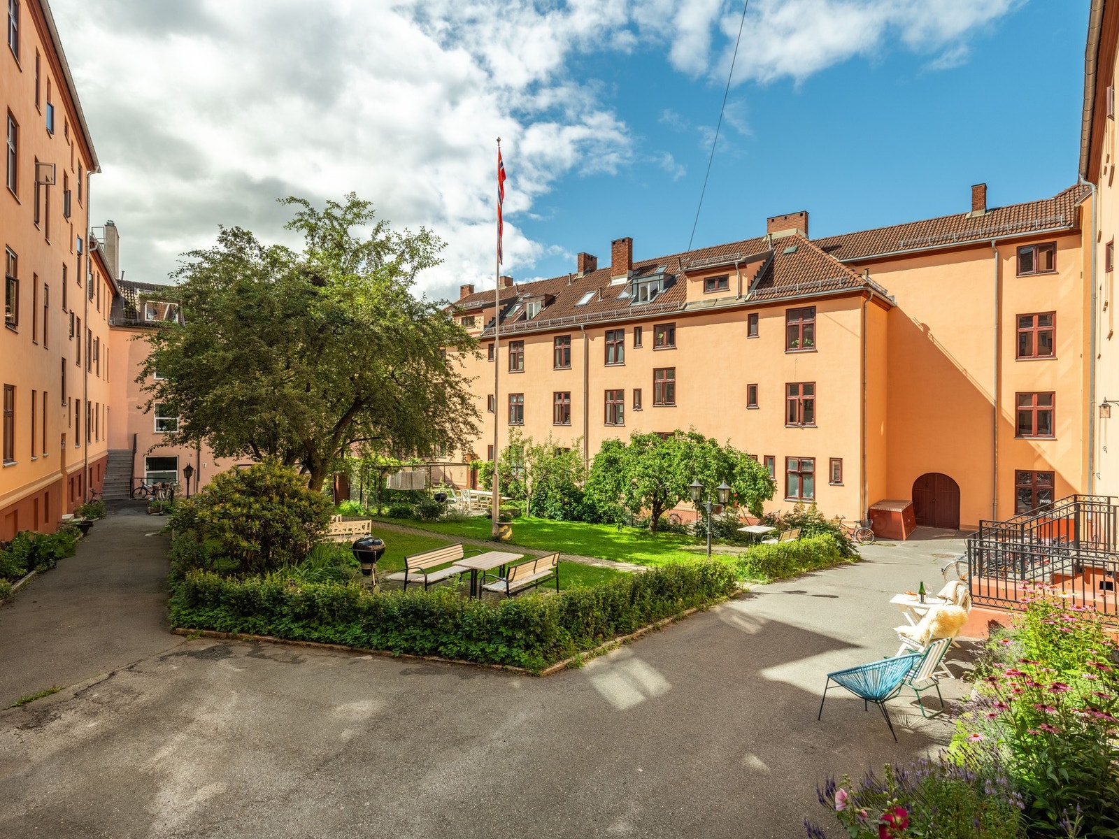 Dette er altså én av de to flotte bakgårdene til borettslaget, som kalles den "nedre bakgården". Galleribilde