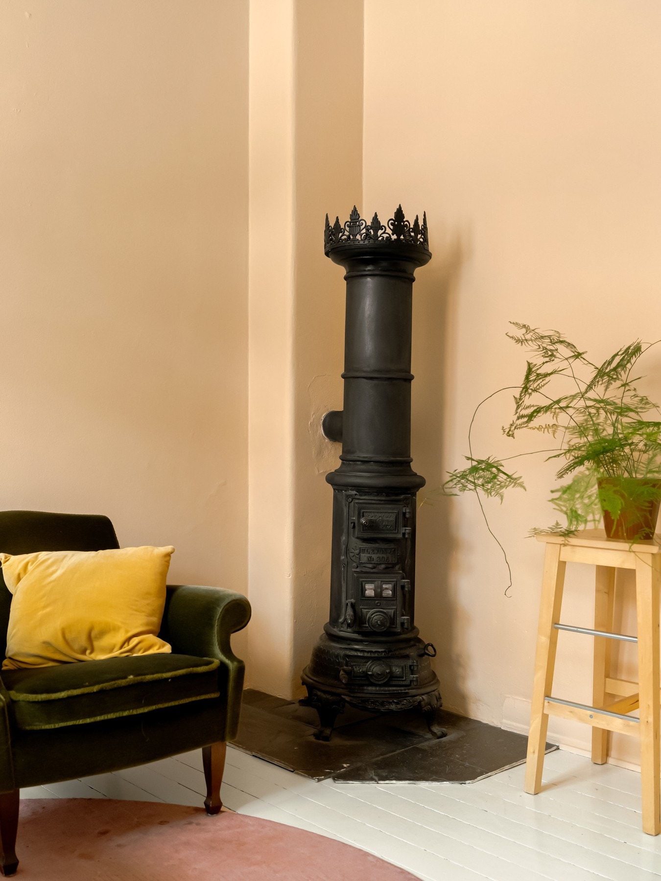 Også her finner du en fantastisk peisovn (prinsesseovn), som er godt ivaretatt fra byggets opprinnelige byggeår 1918. Galleribilde