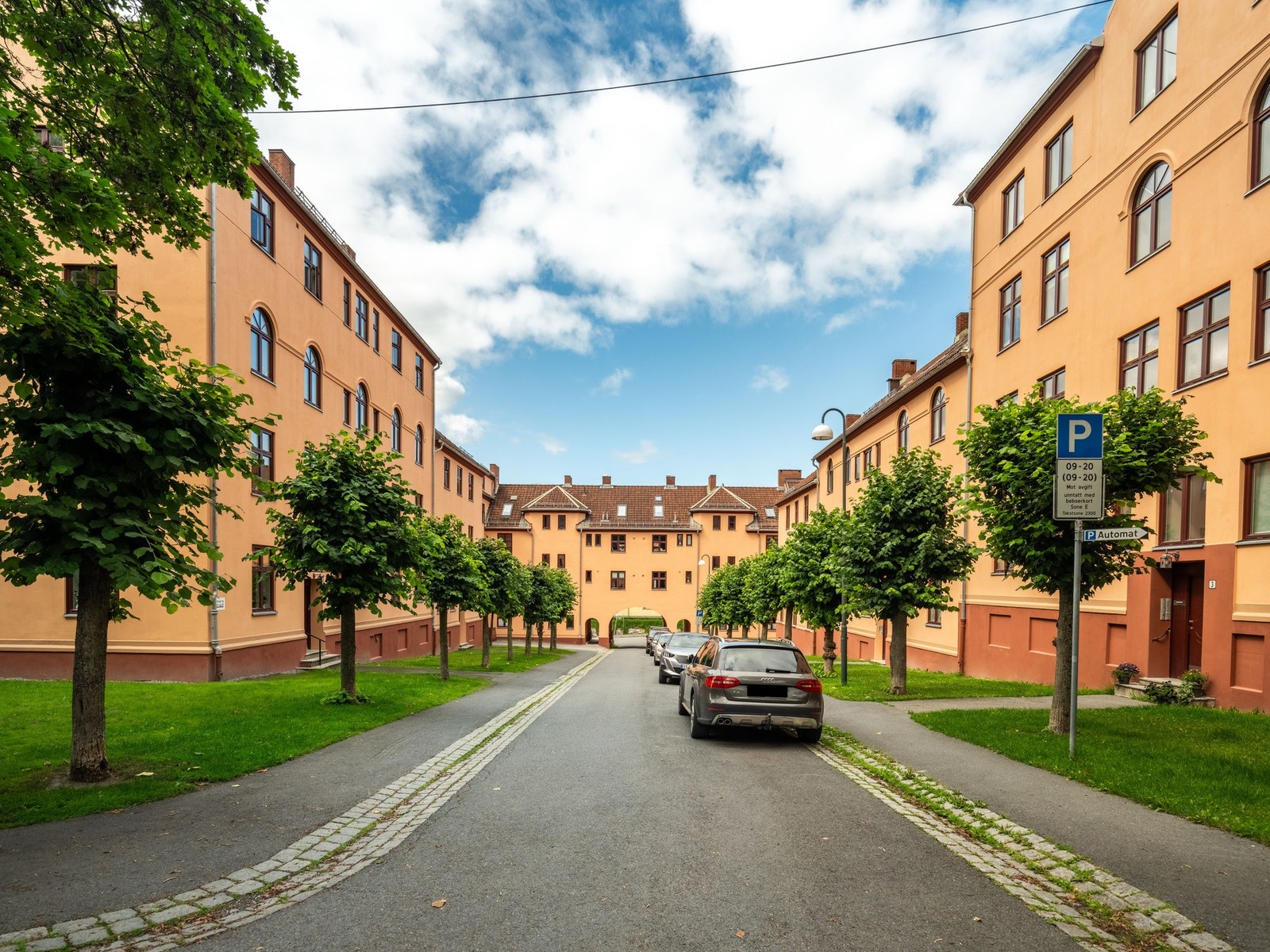 Tenk at dette er rett utenfor leiligheten: Fjørtofts gate er en rolig sidegate som ligger svært skjermet og tilbaketrukket i rolige og grønne omgivelser. Galleribilde