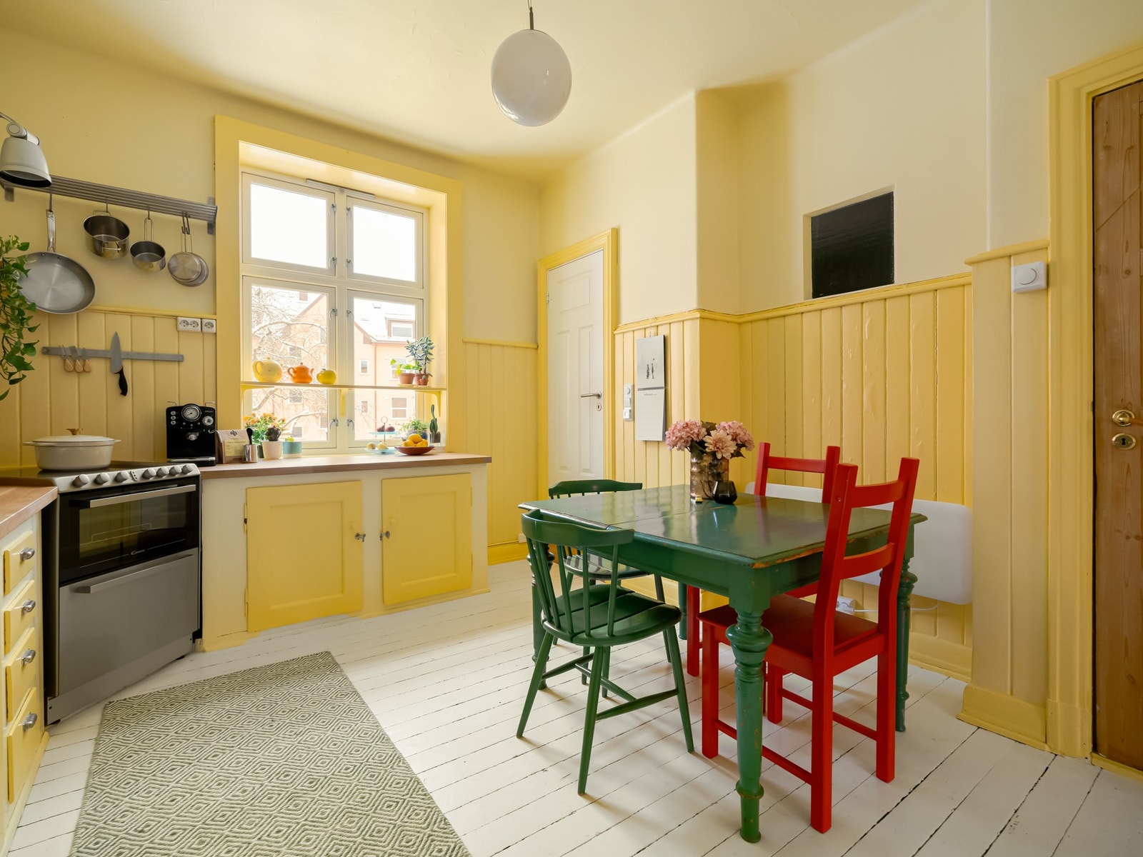 Fra kjøkkenet er det inngang til leilighetens baderom. Galleribilde