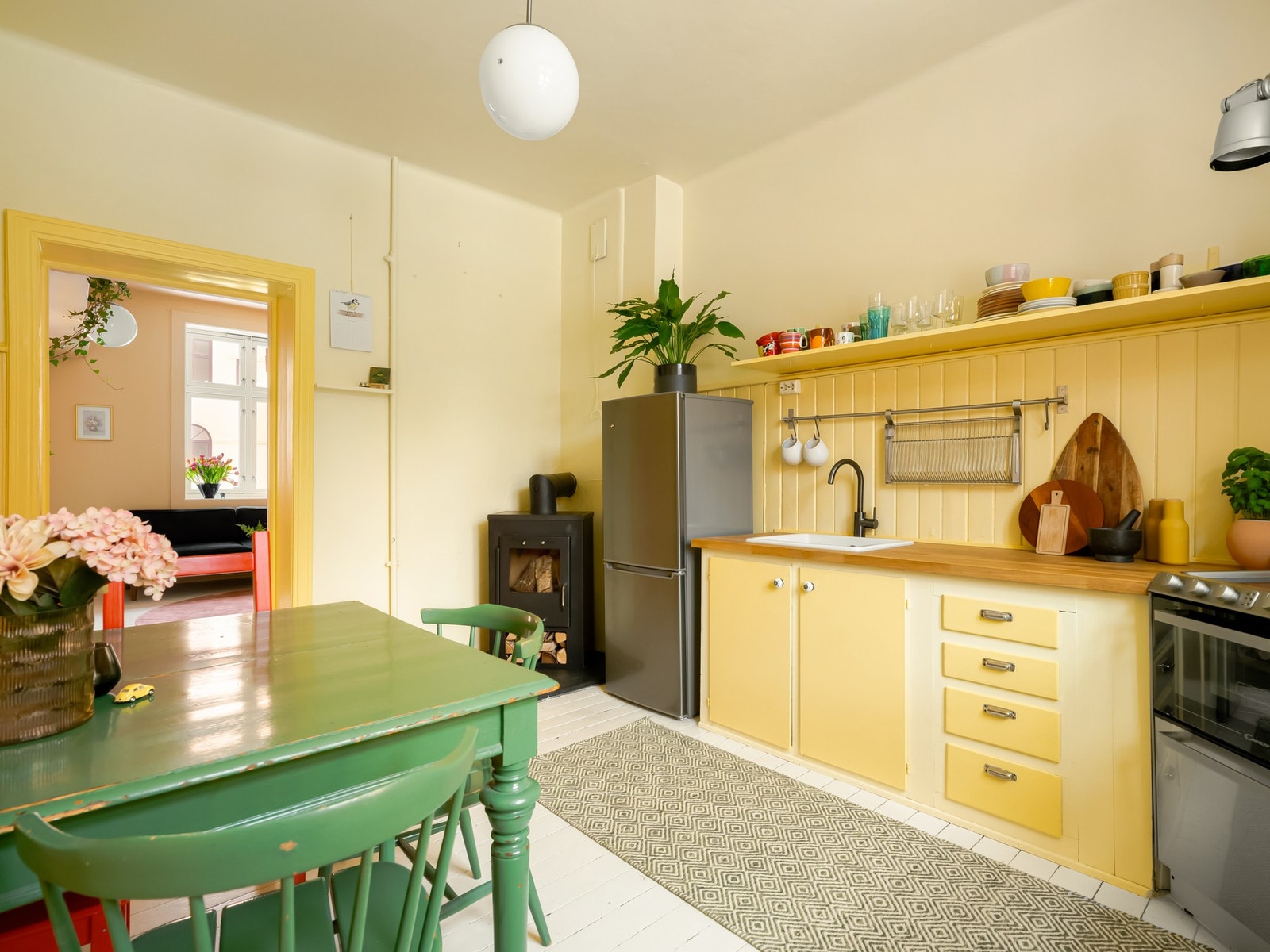 Vi snur oss og går gjennom kjøkkenet og videre inn i stuen. Galleribilde