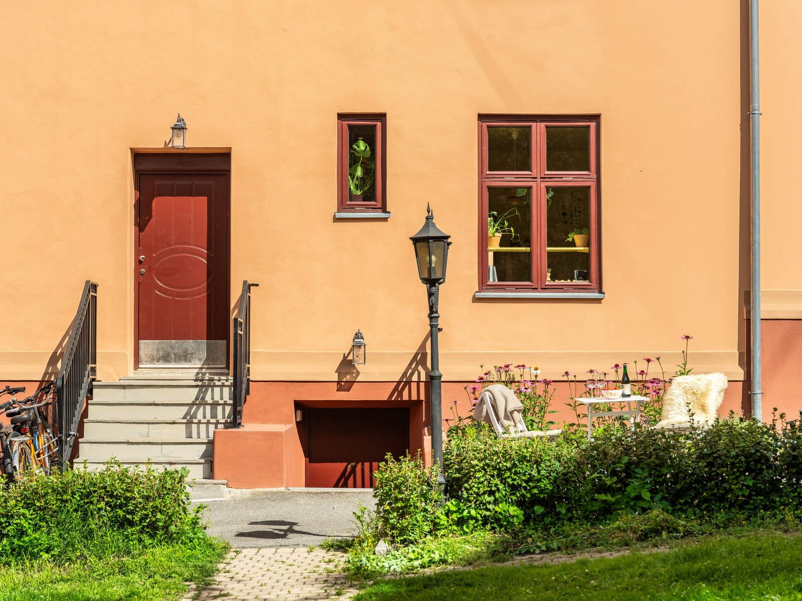 Snakk om idyll midt i byen. Her ser du bakgården som er rett utenfor kjøkkenvinduet. Det er enkel adkomst fra felles oppgang. Galleribilde