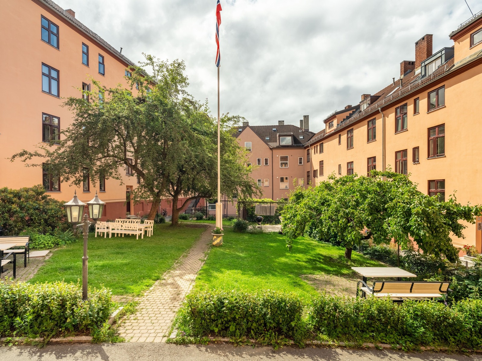 Bakgården er lukket fra gaten, som gjør dette til en skjermet oase for beboerne. Galleribilde