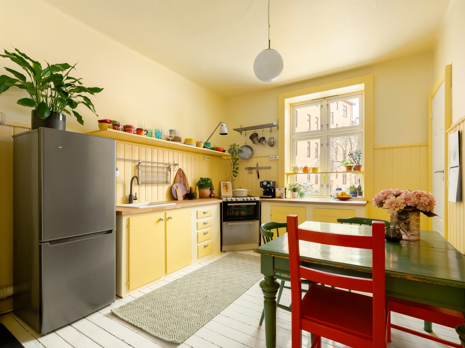 Leiligheten har et nydelig, stort kjøkken som helt naturlig faller innenfor kategorien "husets hjerte". Galleribilde