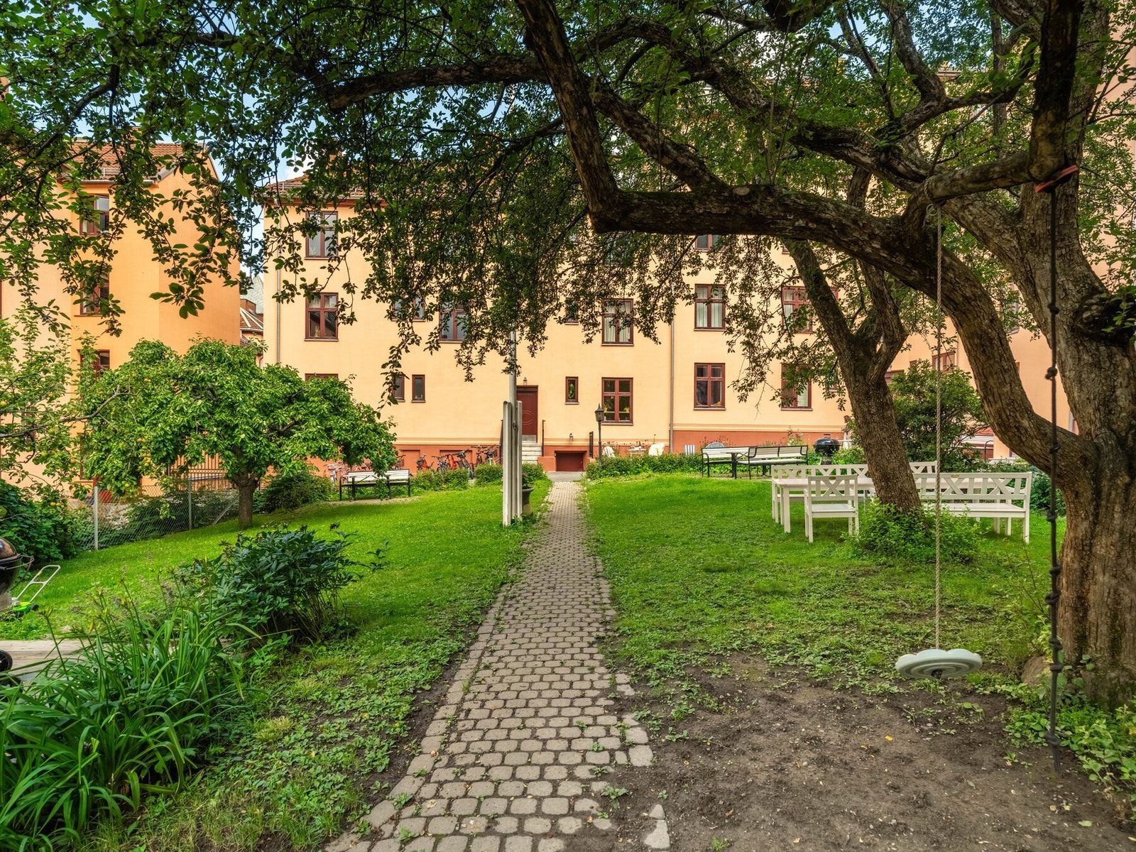 Det er godt med sykkelparkering på de asfalterte internveiene. Galleribilde