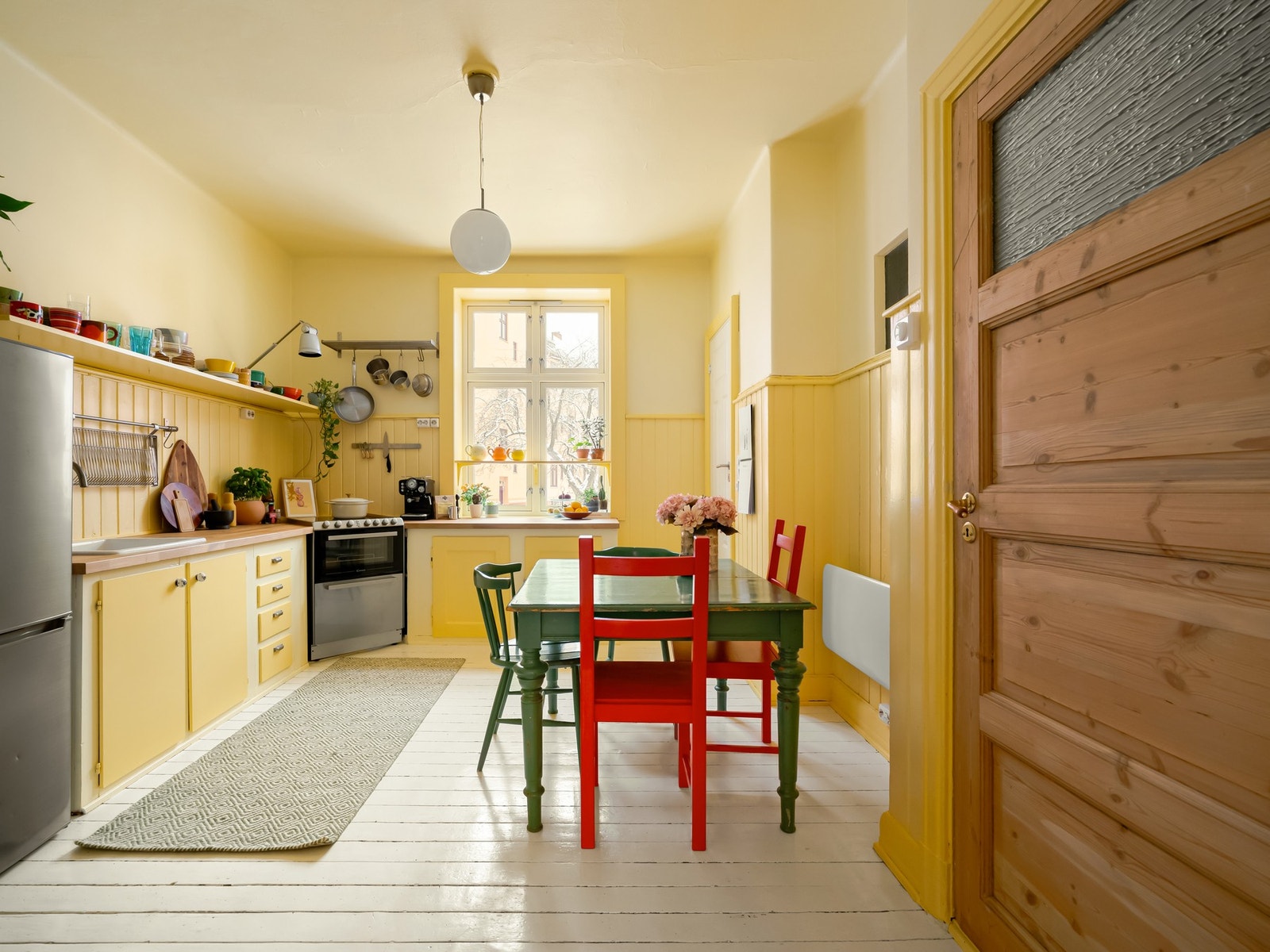 Deilige farger til folket! Her ser du det flotte kjøkkenet slik det er i dag. Forsidebildet du så tidligere er altså fra da leiligheten sist ble solgt. Galleribilde