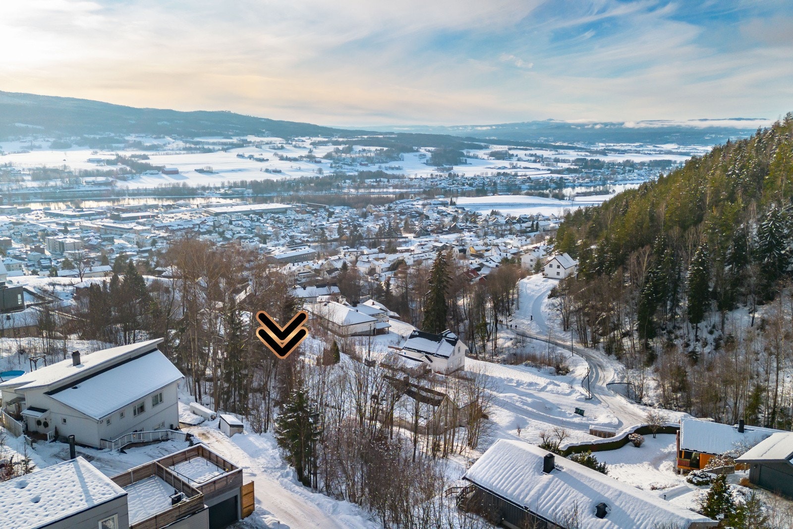 I en stille og rolig blindvei ligger det en ubebygd tomt på ca. 950,26 kvm, med strålende utsikt over til Mjøndalen og opp mot Kongsberg. Galleribilde