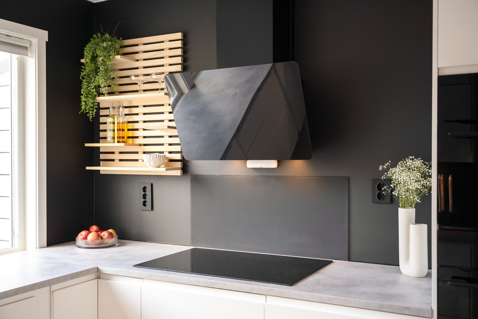 Kjøkkenet har rikelig med benkeplass, samt oppbevaringsplass i skuffer og skap. Tilstandsgrad 1 er gitt av takstmann. Galleribilde