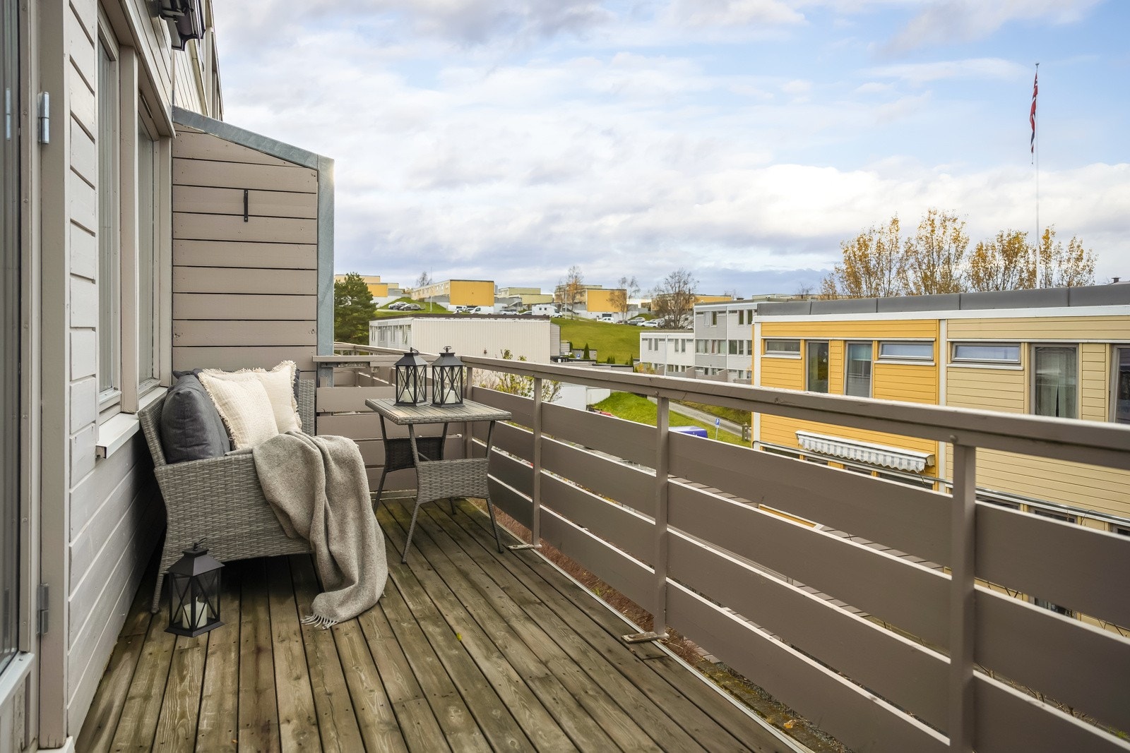 Balkong på begge sider av boligen hvor man kan nyte gode solforhold og flott utsikt. Her har man bra med plass for en trivelig sittegruppe. Galleribilde