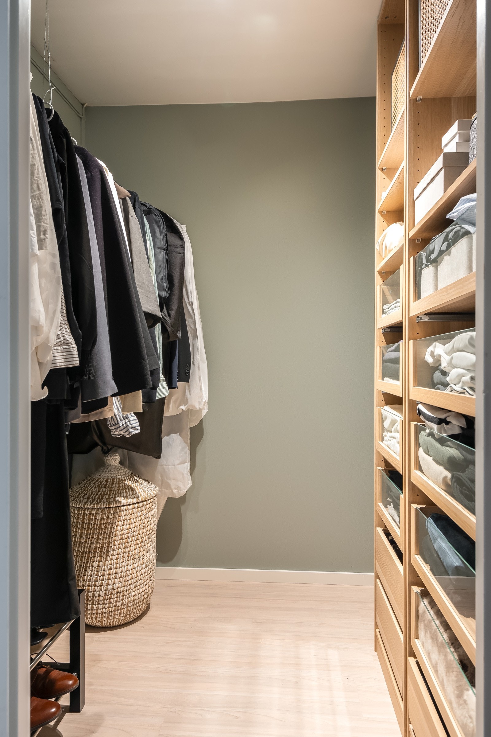 Romslig og praktisk garderoberom som ligger mellom de to største soverommene. Galleribilde