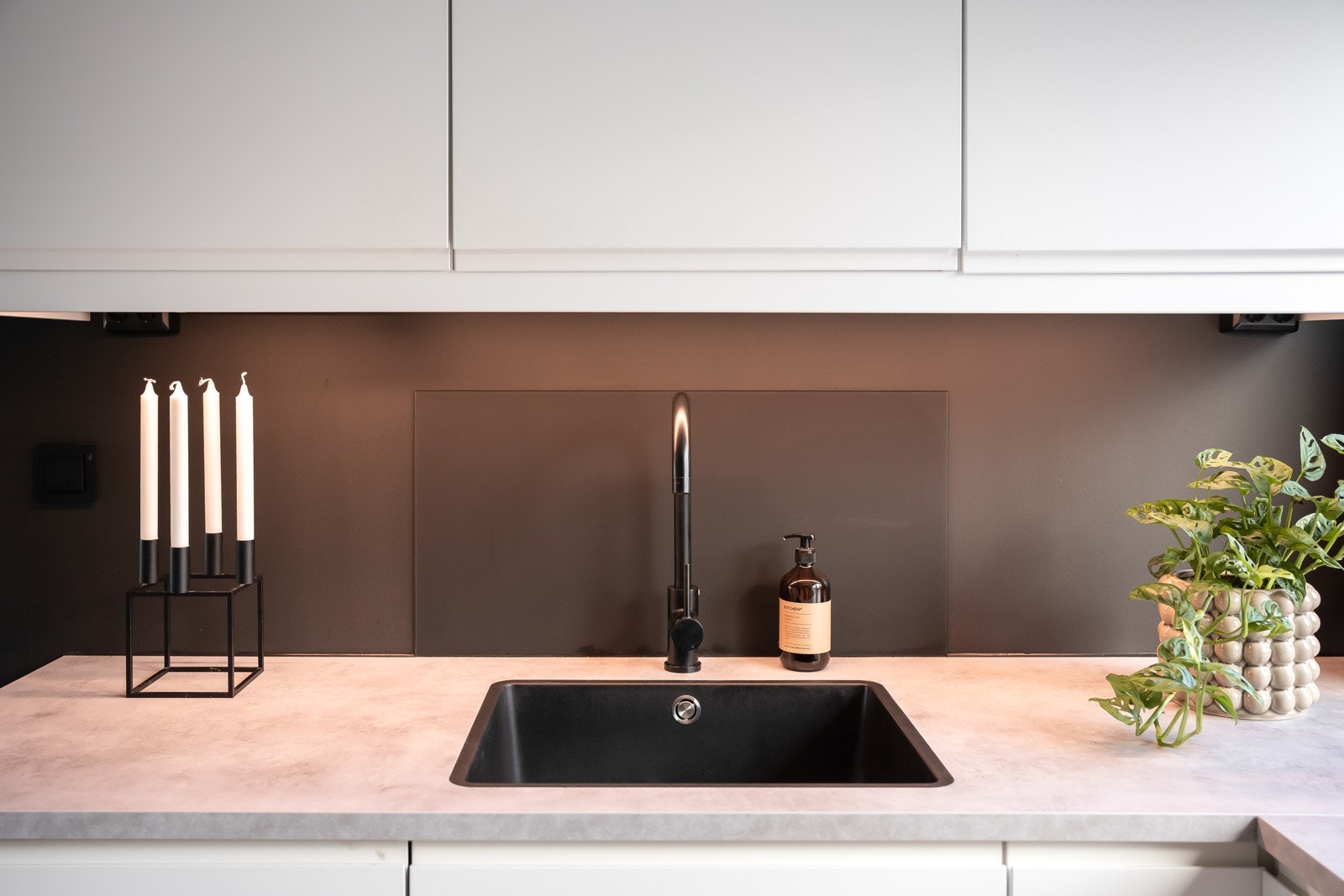 Integrerte hvitevarer som komfyr, mikro, platetopp, oppvaskmaskin og kjøleskap medfølger i handelen. Over stekesonen er det etablert komfyrvakt. Galleribilde