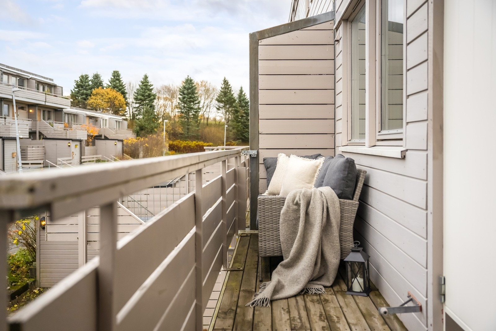 På sommeren har man ypperlige solforhold på morgen og formiddag ved inngangspartiet. Galleribilde