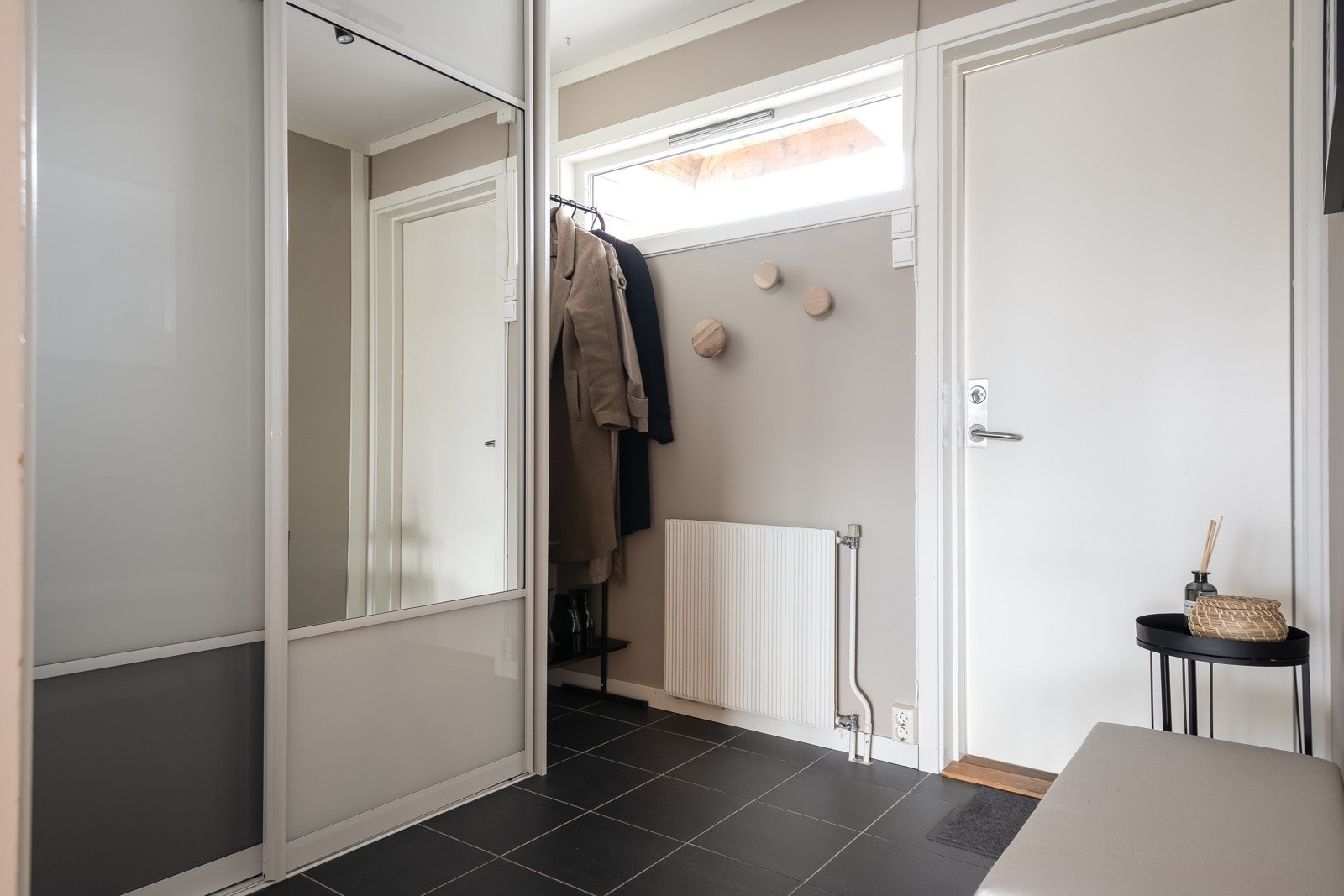 Lyst og innbydende inngangsparti med skyvedørsgarderobe og god lagringsplass. Galleribilde