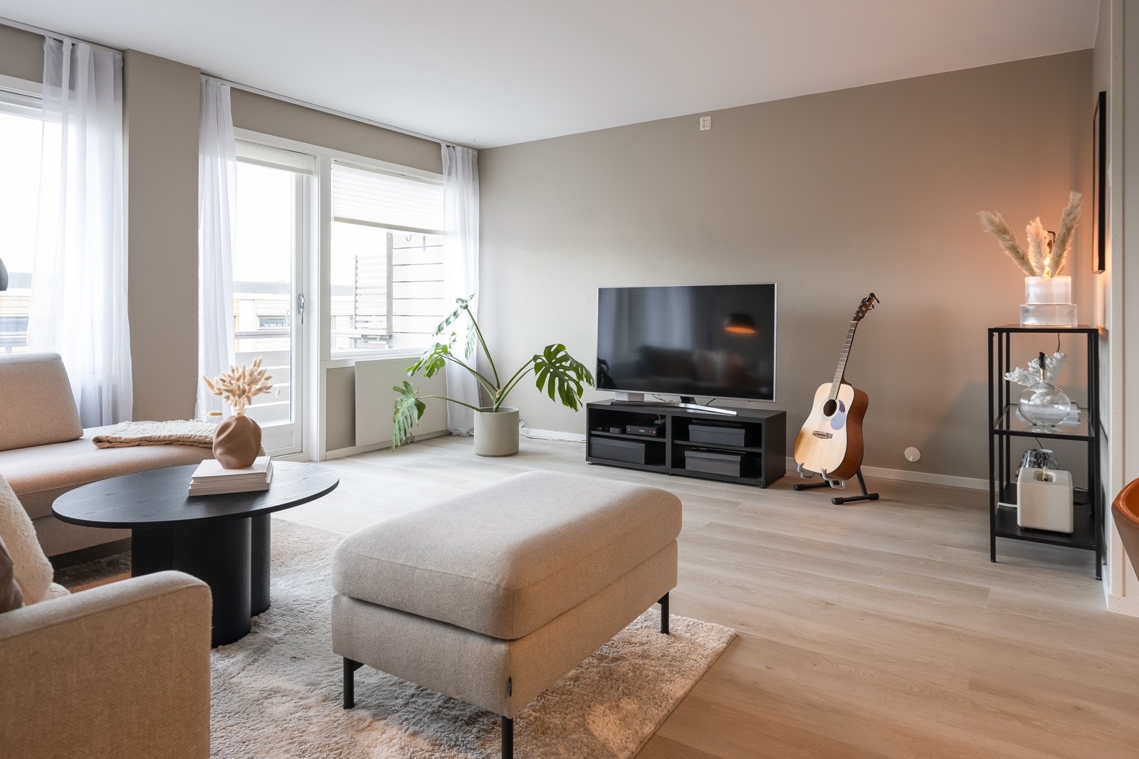 Praktisk planløsning med stue og kjøkken i samme etasje, og naturlig plass for spisestue som avgrenser rommene. Galleribilde