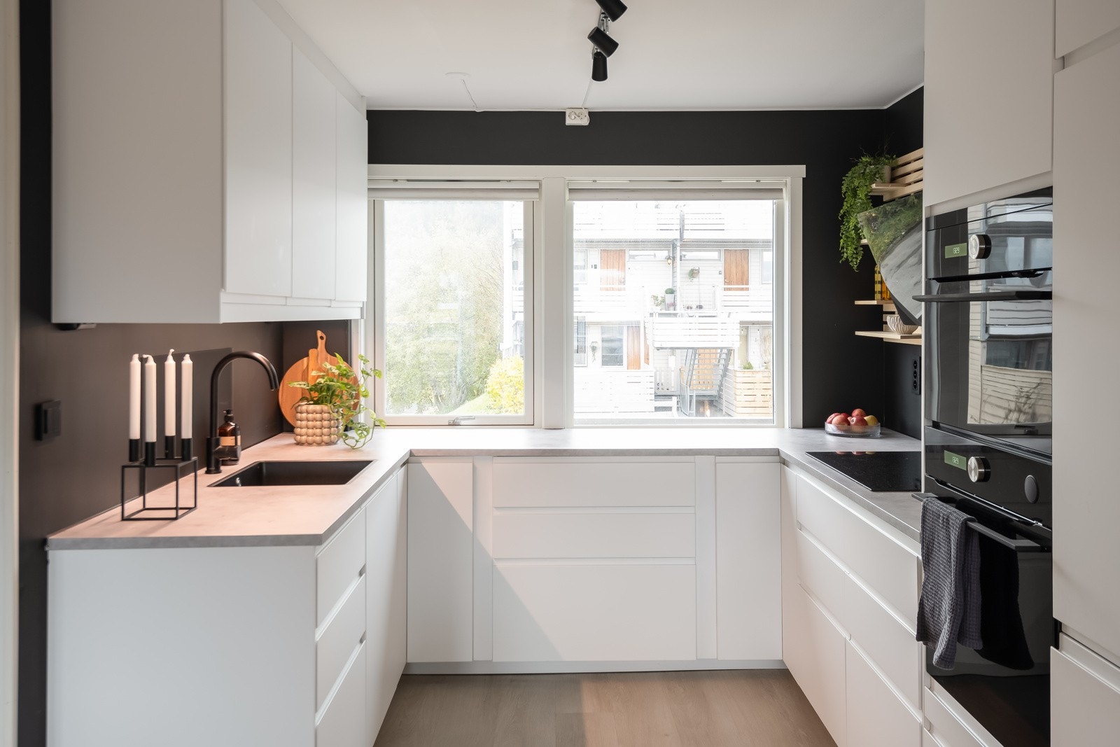 Vinduene på kjøkkenet slipper inn mye lys og gjør rommet til en hyggelig oppholdssone. Galleribilde