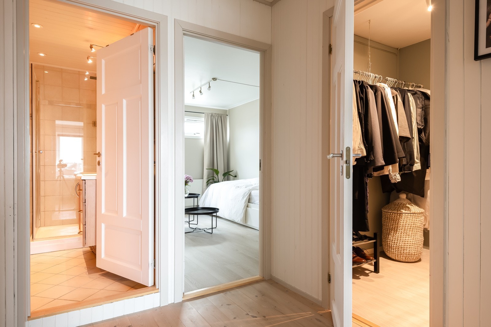 Praktisk med alle soverom fordelt i samme etasje og i nær tilknytning til bad og garderoberom. Galleribilde