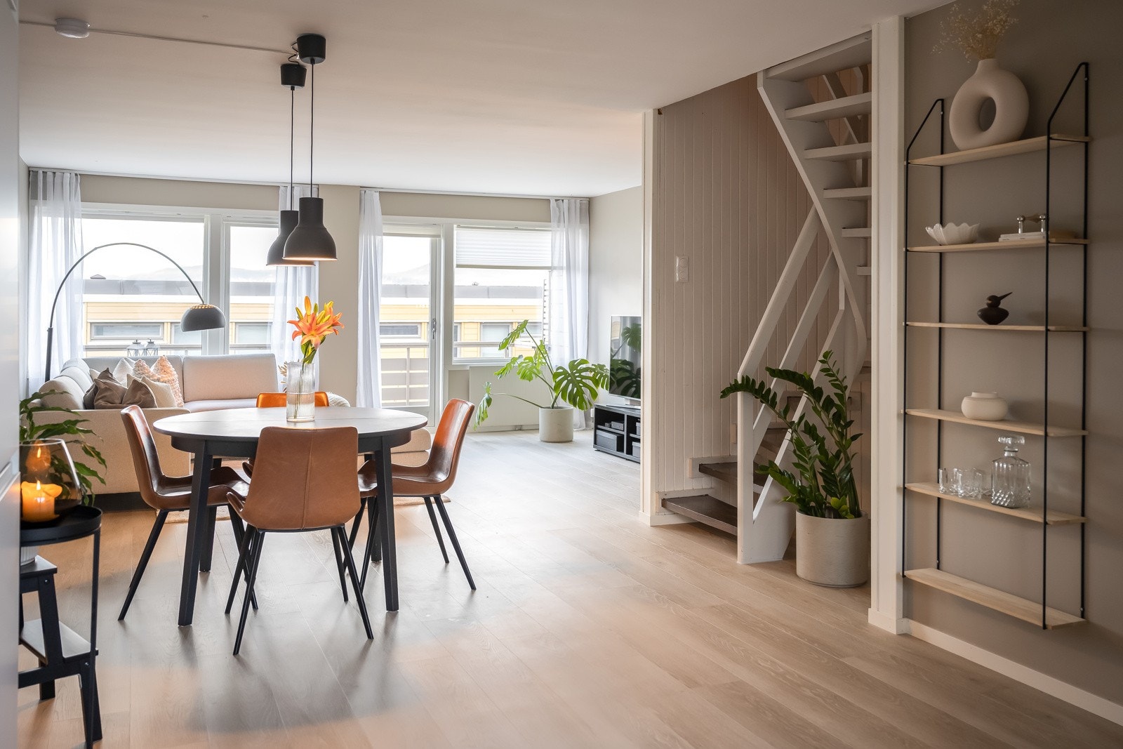 Boligen ligger i et barnevennlig område og nyter godt av en solrik og rolig beliggenhet, godt skjermet for trafikk og innsyn. Galleribilde