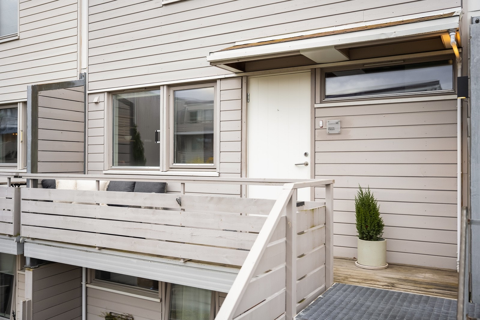 Området er kjent for gode oppvekstsvilkår med trafikkfrie internveier, kort vei til Estenstadmarka og flere lekeplasser og friområder i nabolaget. Galleribilde