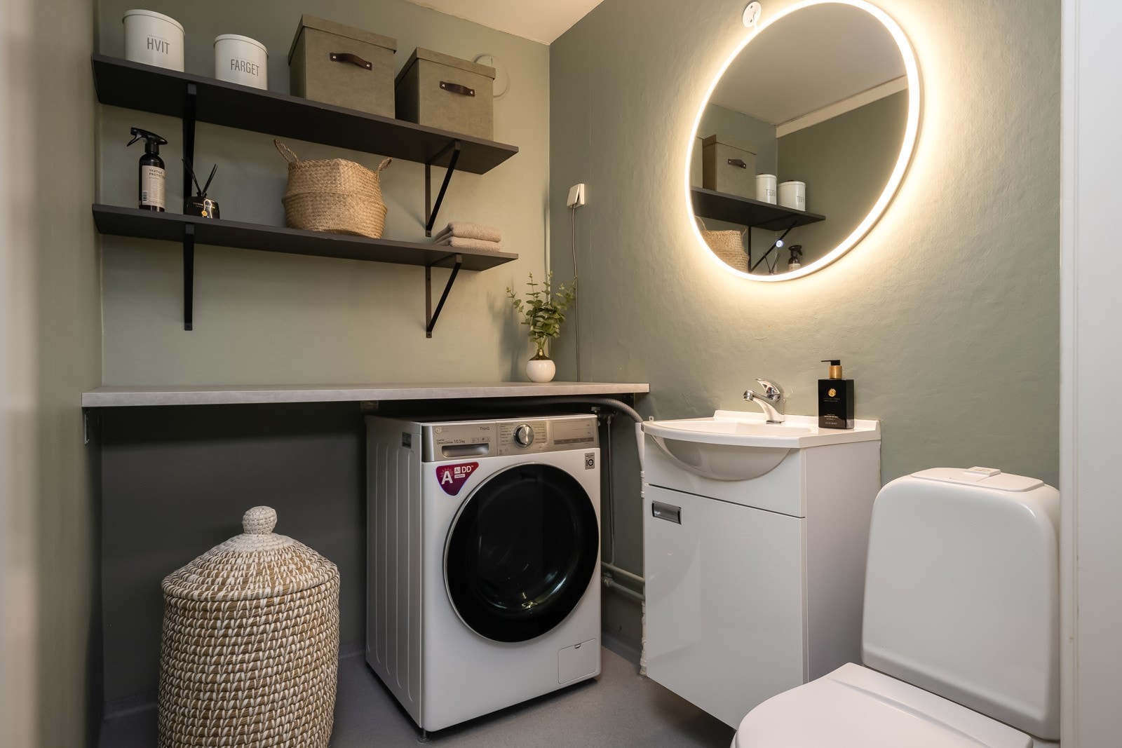 Eget vaskerom med god lagringsplass kombinert med ekstra toalett ligger praktisk i tilknytning til entreen. Galleribilde