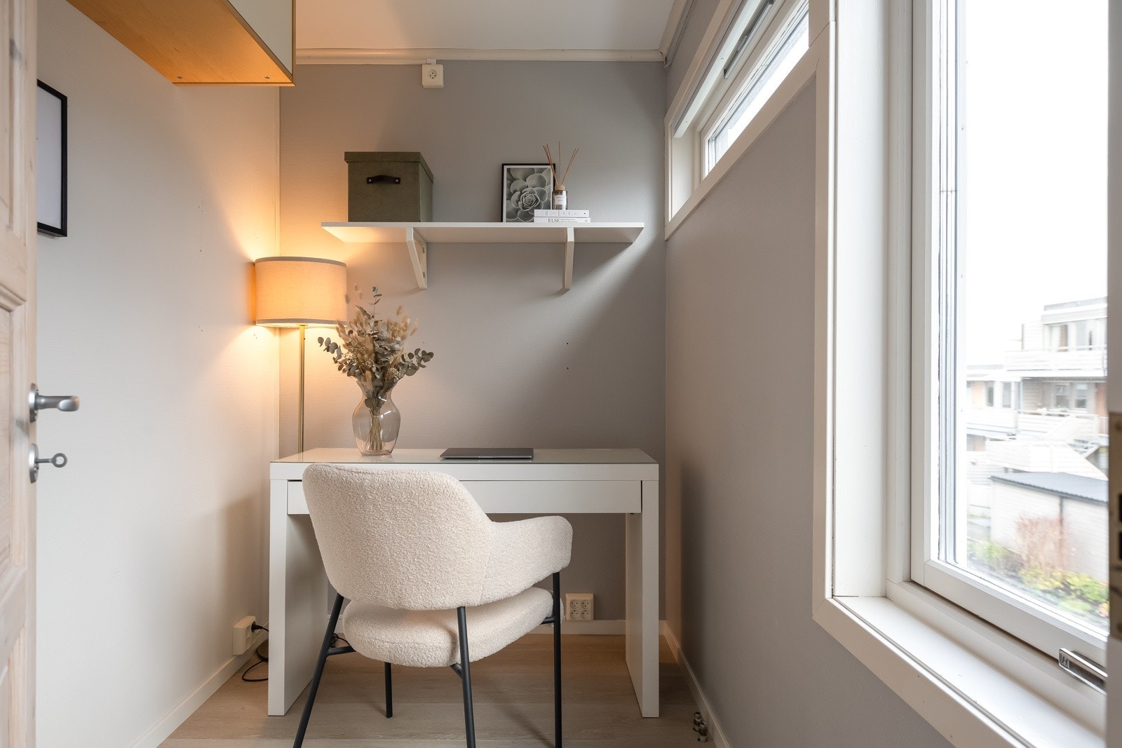 Videre har man inngang til innredet rom på 4 kvm med eget vindu. Rommet egner seg utmerket som kontor. Galleribilde