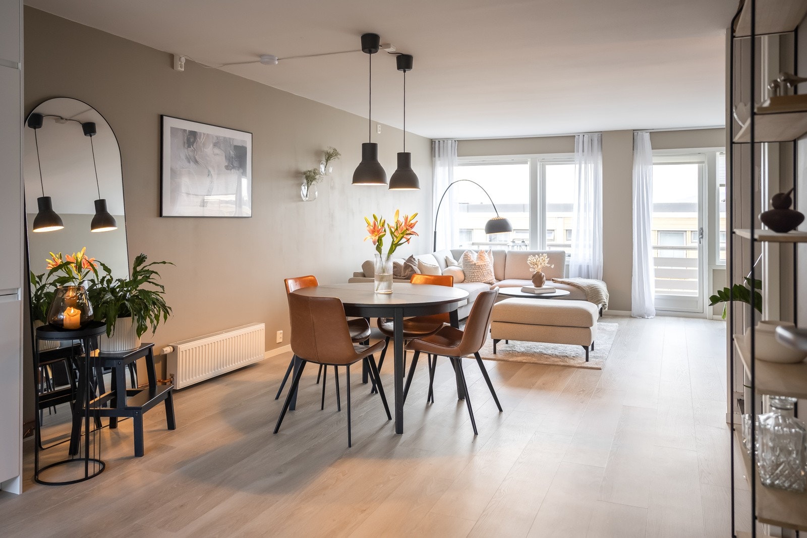 Leiligheten har en stilren og romslig stue med tidsriktig fremtoning. Galleribilde