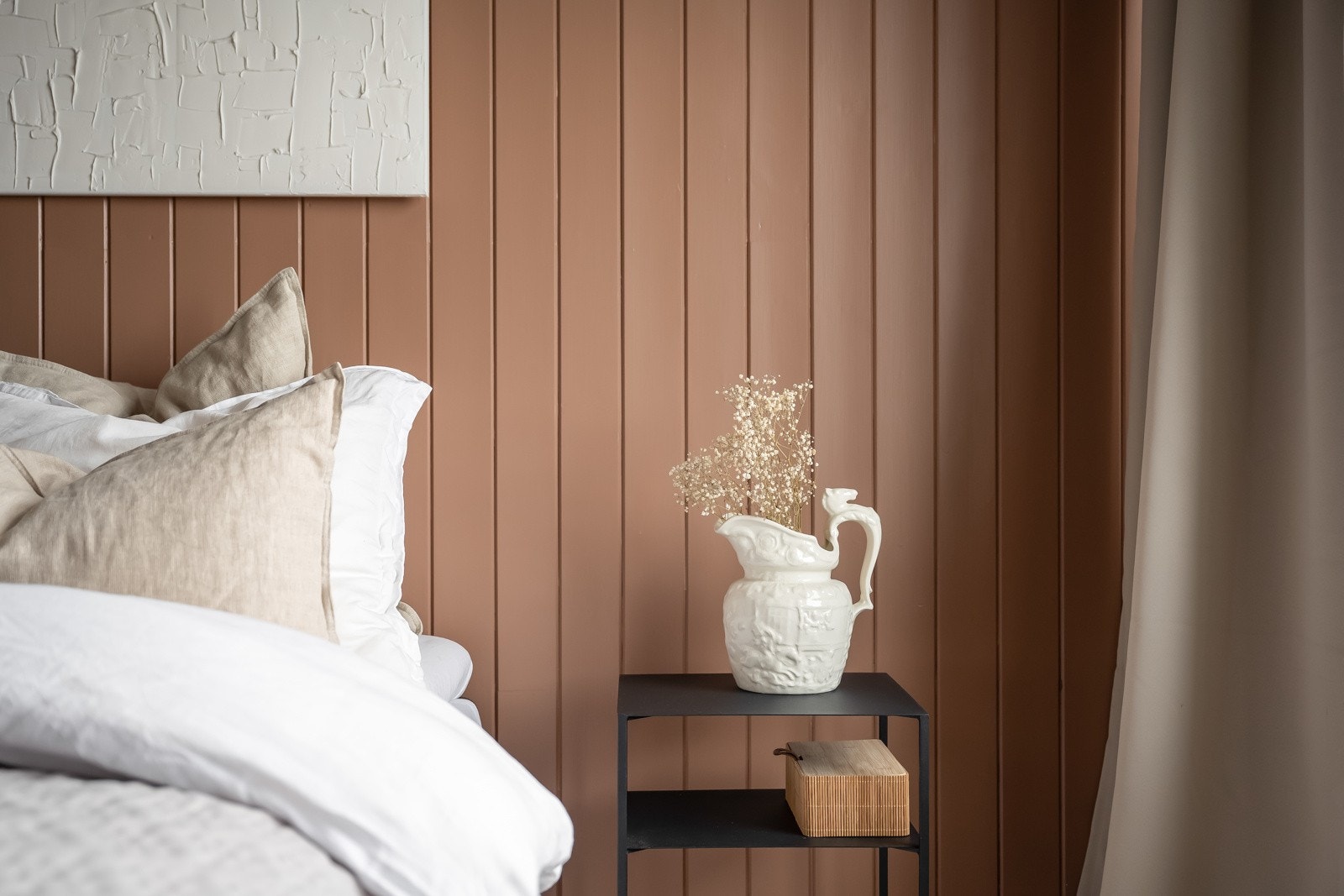 Her har man bra med plass for dobbeltseng med nattbord på hver side av sengen. Galleribilde