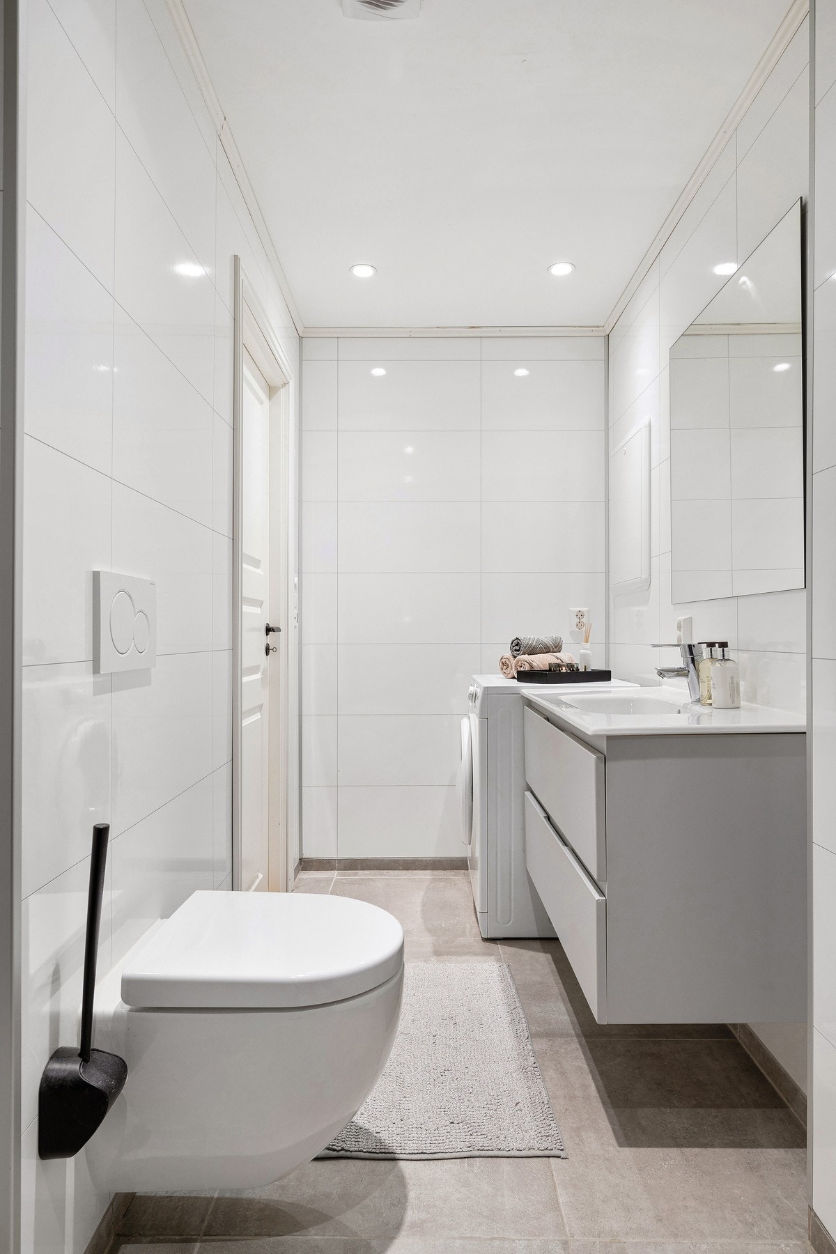 Det er lagt opp kran og avløp til vaskemaskin/tørketrommel. Rørskap er lokalisert over vaskemaskinen i bildet. Galleribilde