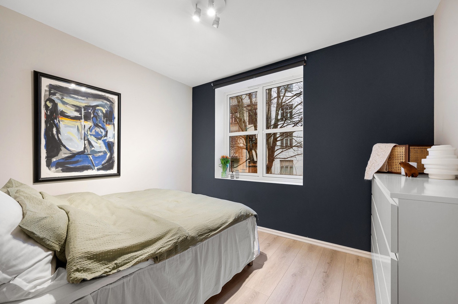 Begge soverommene vender inn mot den rolige bakgården, og er med det i stor grad skjermet fra trafikkstøy. Galleribilde