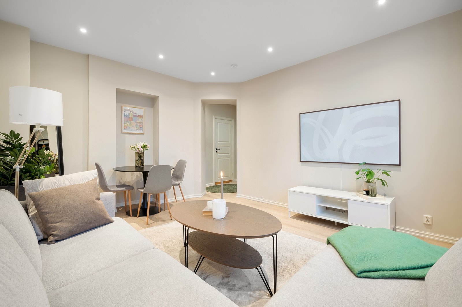 Leilighetens stue måler 16,6 kvm. Tidstypisk for boliger oppført på denne tiden er tydelig definerte oppholdsrom, med flere ulike soner. Galleribilde