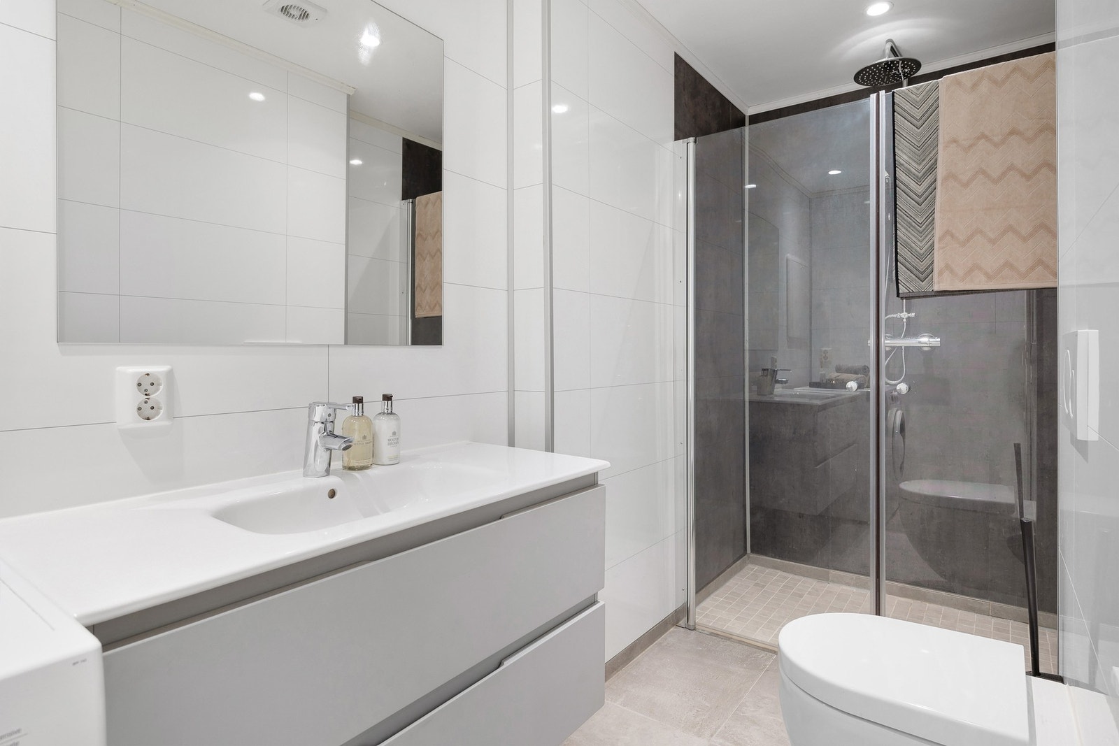 Badet ble i likhet med kjøkkenet pusset opp i 2017. Verdt å nevne er tropedusj, spotter i himling, og tidløs innredning. Galleribilde