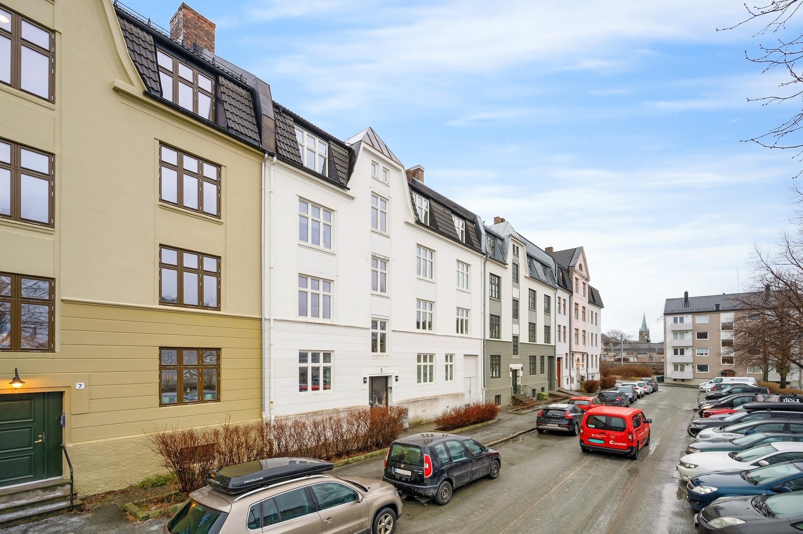 Leiligheten ligger flott til i en høy 2. etasje. Per Februar 2025 er det gratis gateparkering utenfor bygget. Det vil bli etablert soneparkering etter hvert. Galleribilde