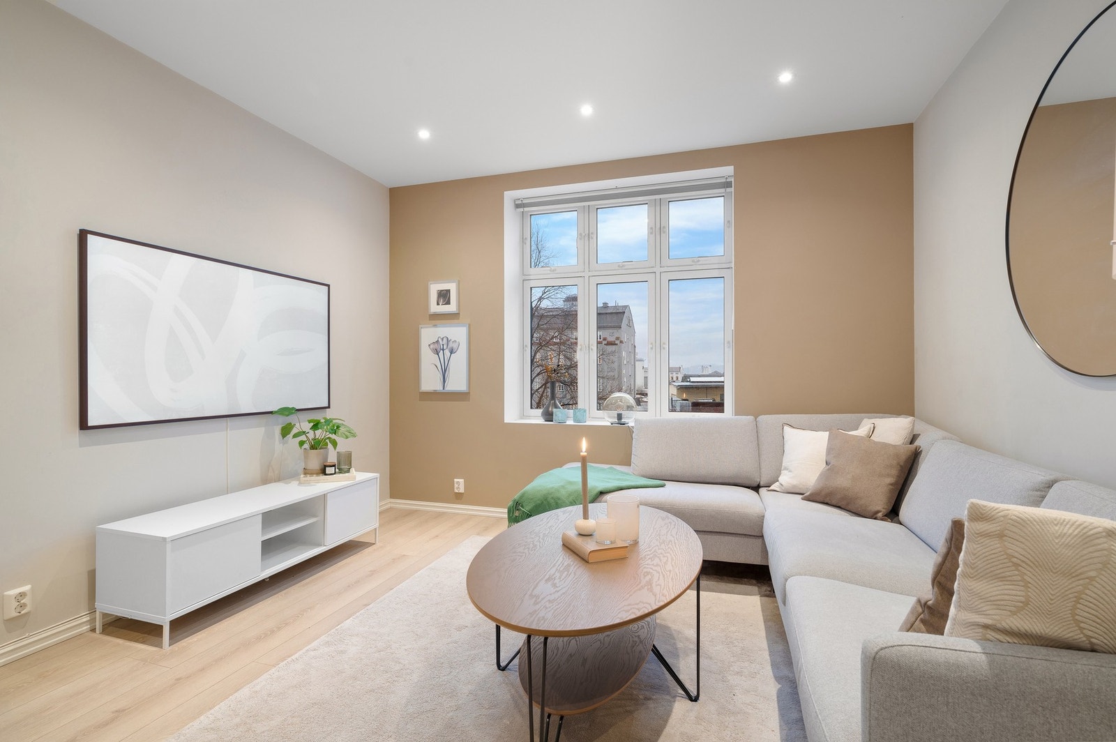 Leiligheten har en gjennomført stil med slette vegger i moderne farger. Utover dette er det også montert dimbare spotter i himling. Galleribilde