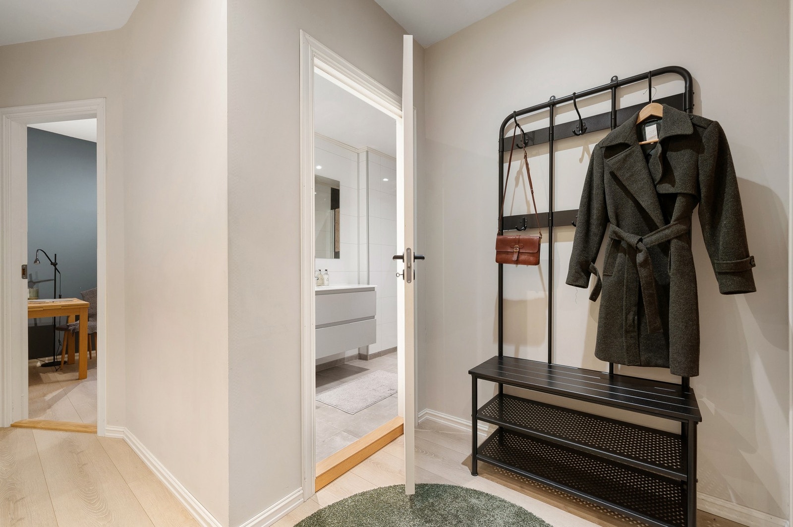 I entreen er det god plass til oppbevaring/oppheng av yttertøy og sko. Galleribilde