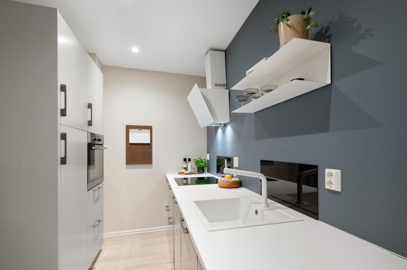 Leilighetens kjøkken ble pusset opp i 2017 og holder en god standard. Blant kvalitetene ved kjøkkenet kan vi nevne en lekker benkeplate og integrerte hvitevarer. Galleribilde