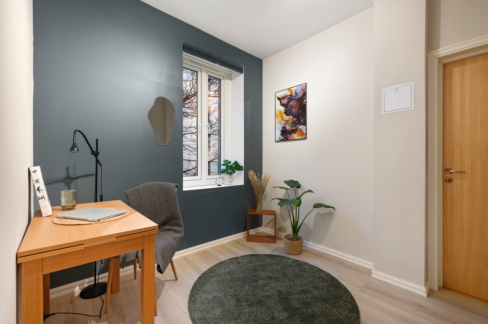 Soverom 2 er på 6,7 kvm. Også her er det plass til både seng og garderobeløsning. Galleribilde