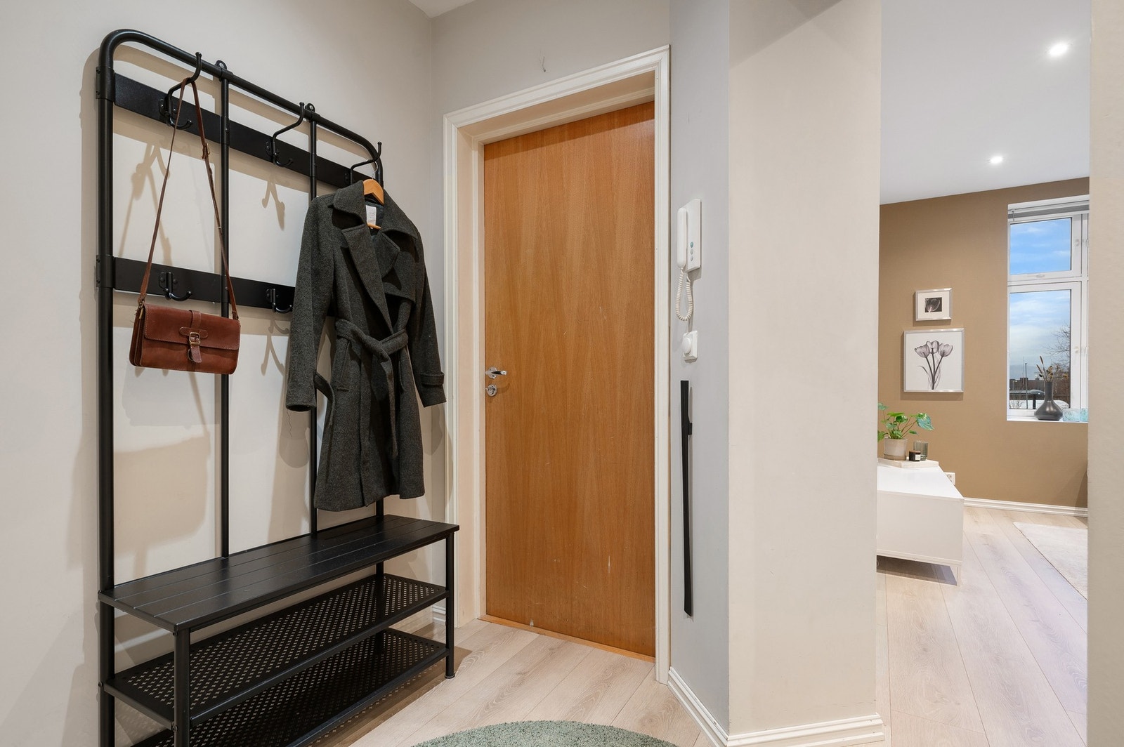 Velkommen inn! Ved inngangsdøren finner du boligens porttelefon. Galleribilde