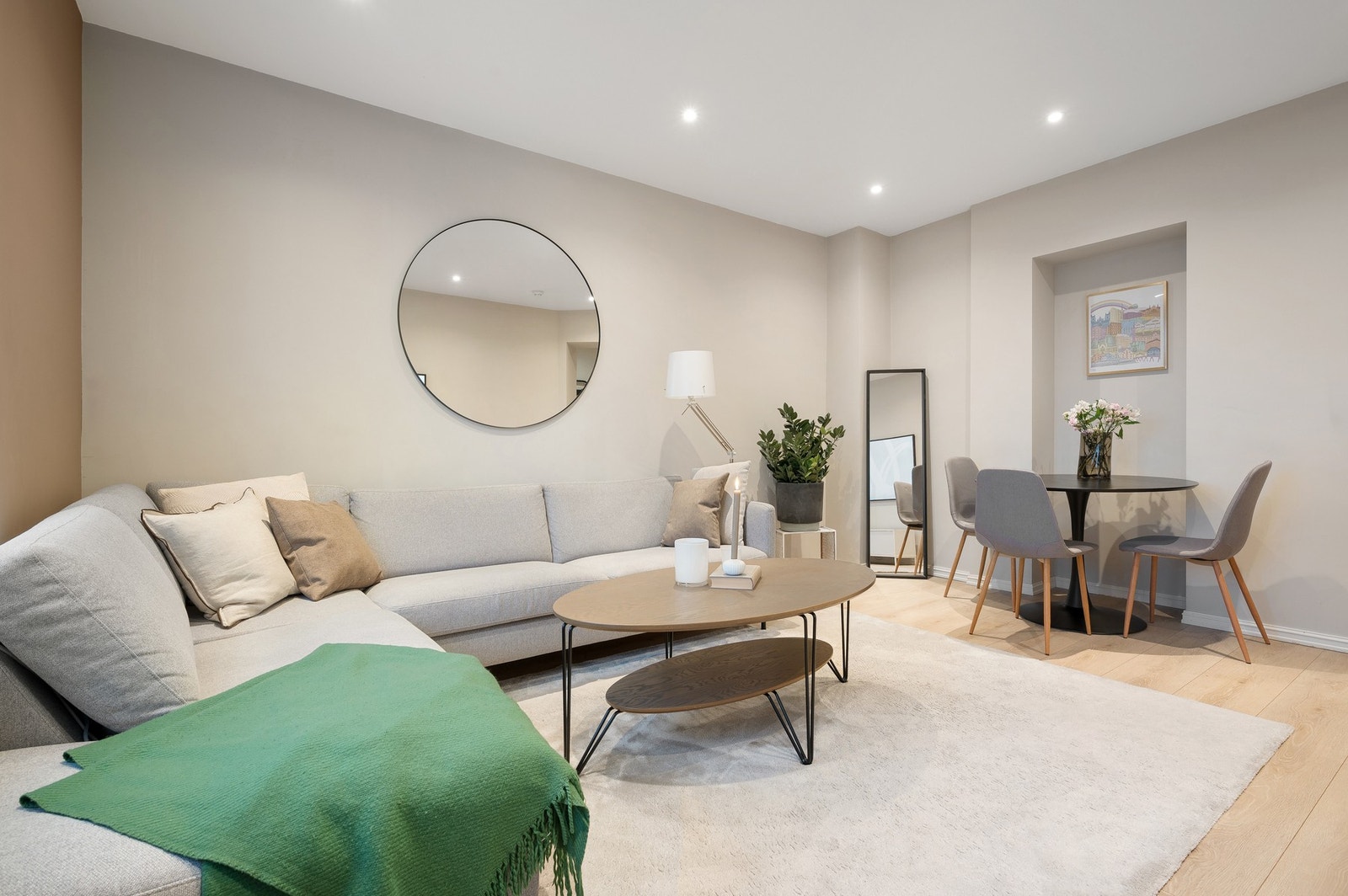 Stuen gir ikke bare god plass til en sofa og TV, men også mulighet for å plassere spisebord. Galleribilde